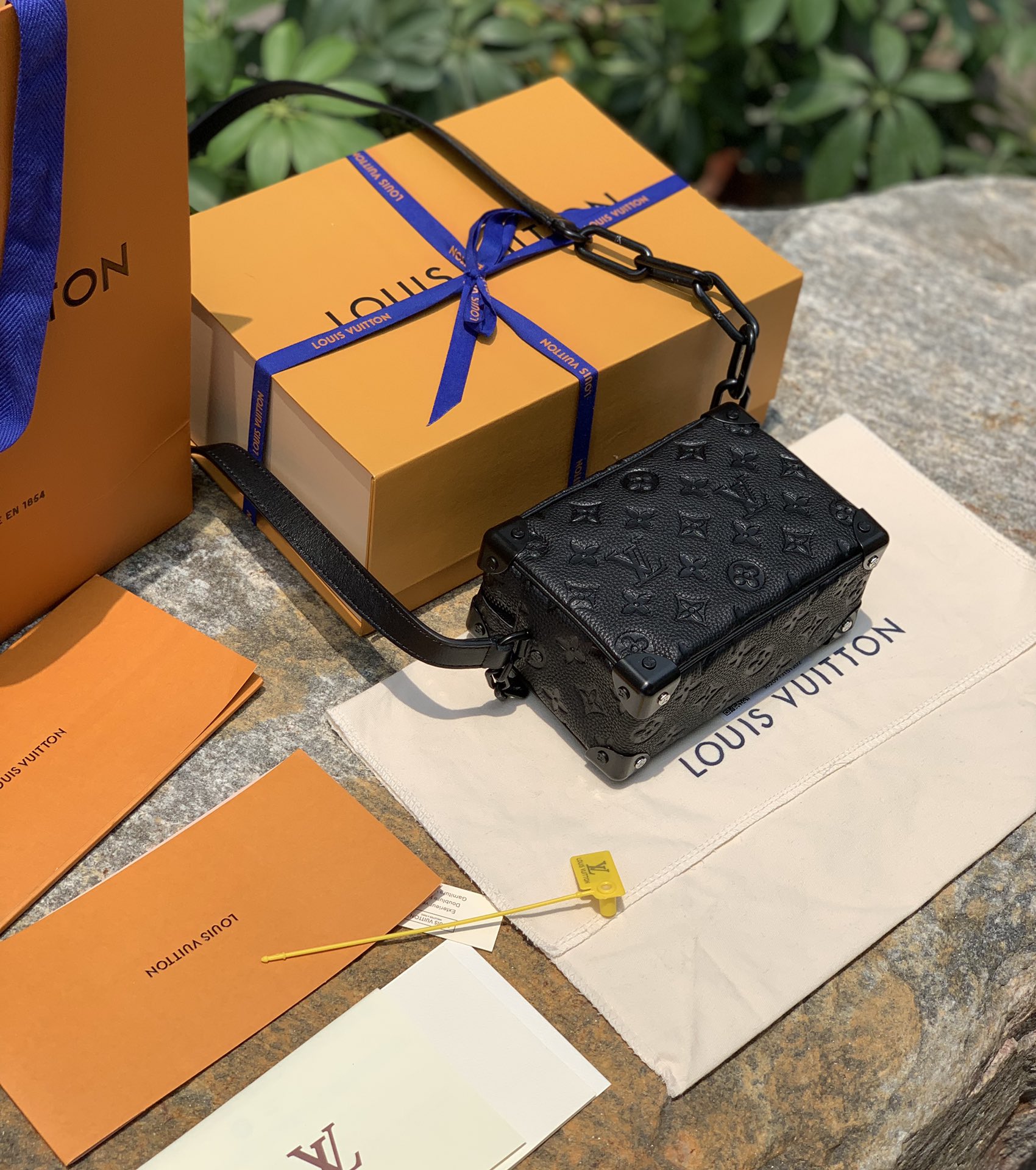 🌼 m55702尺寸18.5 x 13 x 8CM公价三万➕！被龚俊背火了后，又是一款涨价涨到哭的款！实