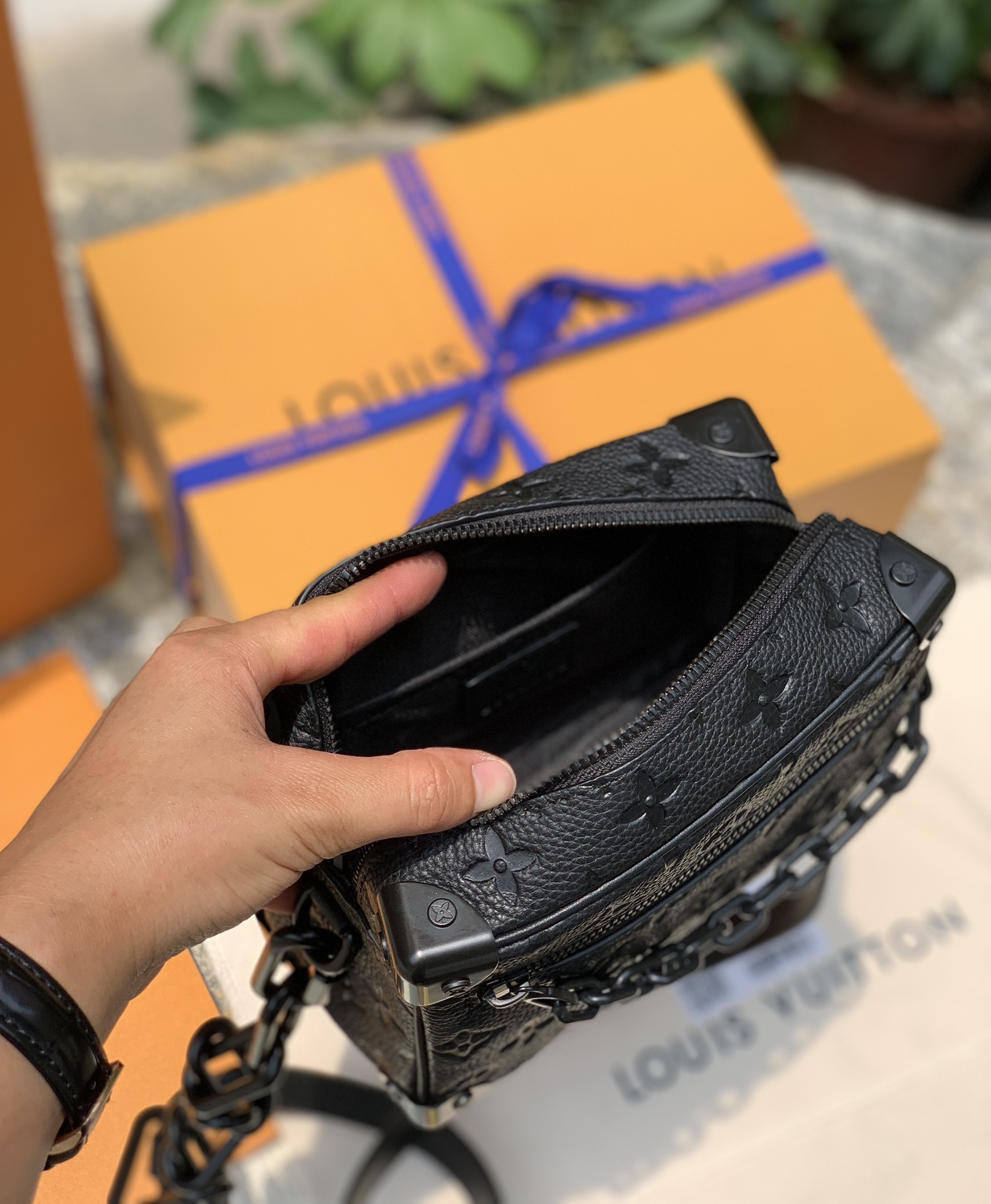 🌼 m55702尺寸18.5 x 13 x 8CM公价三万➕！被龚俊背火了后，又是一款涨价涨到哭的款！实