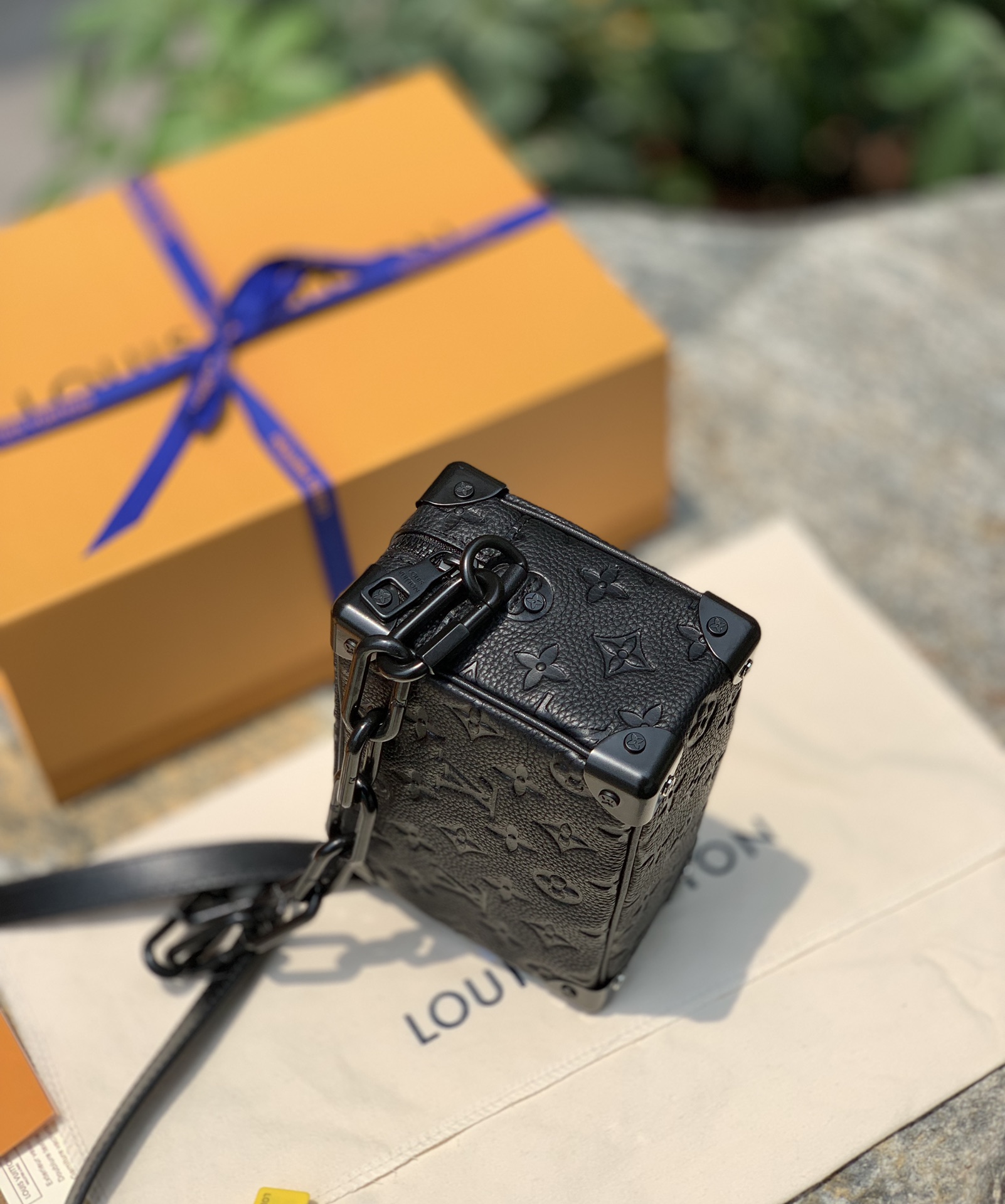 🌼 m55702尺寸18.5 x 13 x 8CM公价三万➕！被龚俊背火了后，又是一款涨价涨到哭的款！实