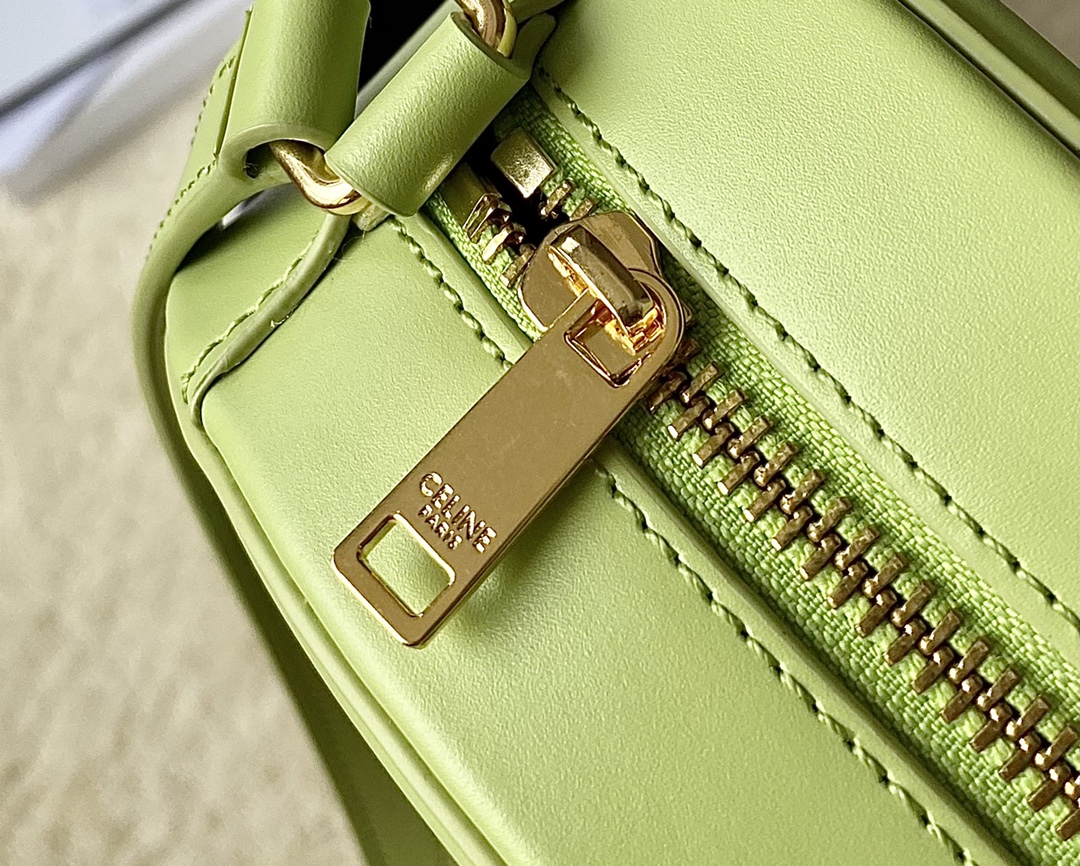 CELINE 光滑牛皮革斜挎椭圆形猪鼻子包 198603牛油果绿