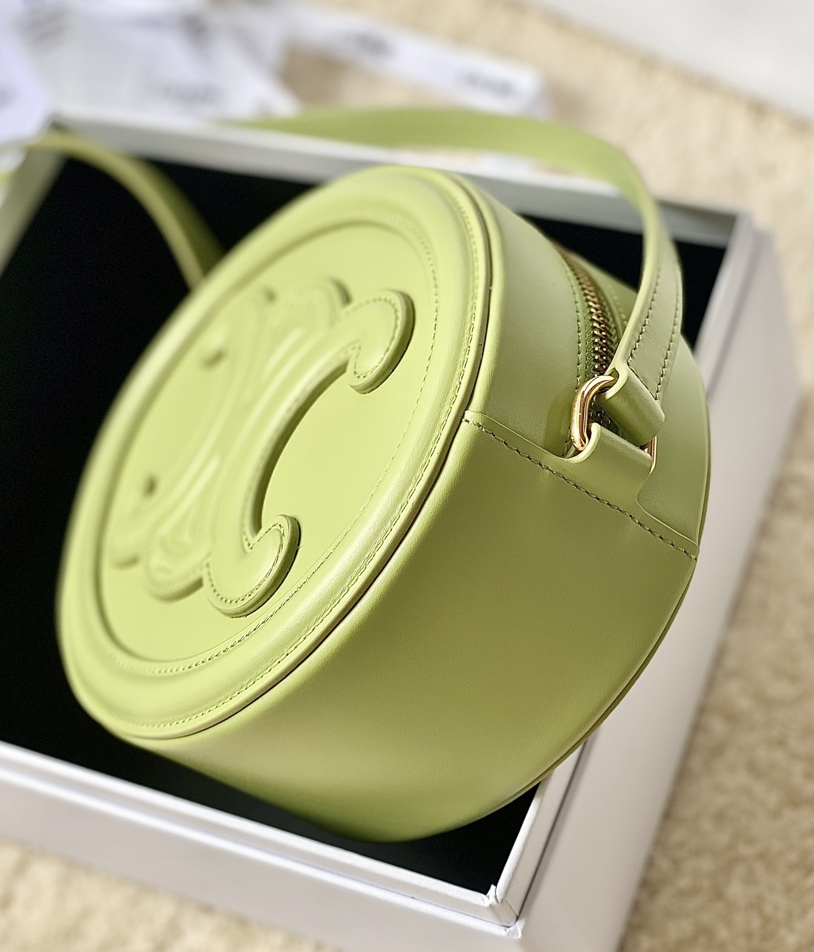 CELINE 光滑牛皮革斜挎椭圆形猪鼻子包 198603牛油果绿