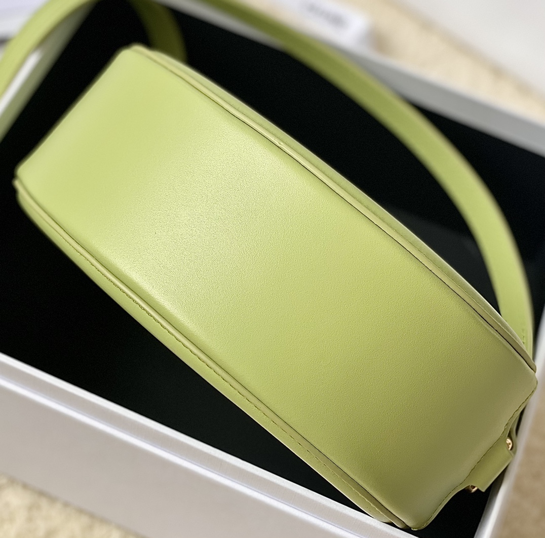 CELINE 光滑牛皮革斜挎椭圆形猪鼻子包 198603牛油果绿
