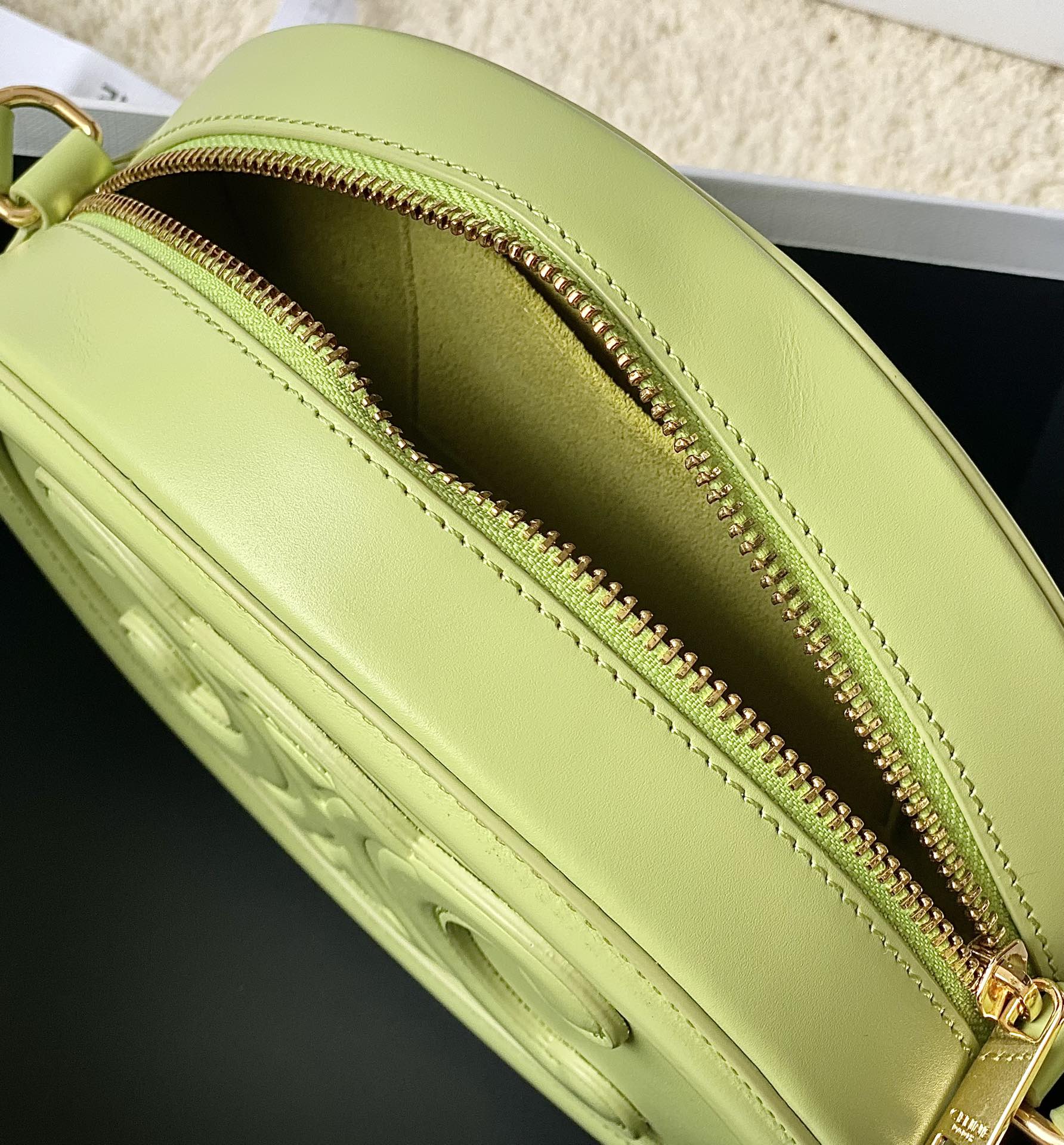 CELINE 光滑牛皮革斜挎椭圆形猪鼻子包 198603牛油果绿