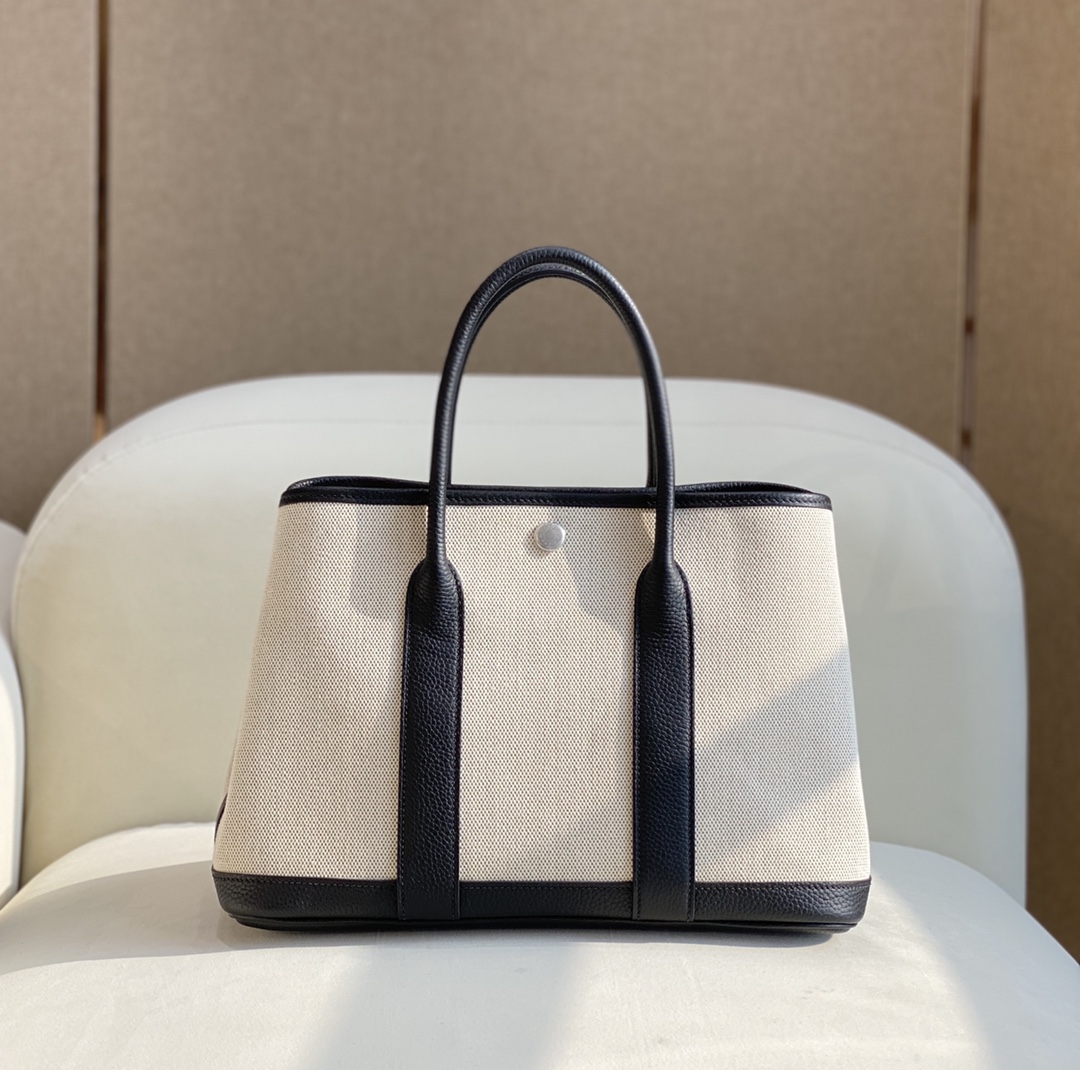 NO:699936,Half-hand / cloth with leather . / lasts forever and has a retro feel when used_ I casually made this kind of more casual bag style and put it on canvas. What a wonderful touch!  Carry out leisure to the end~ Semi-hand-stitched ready-made black/canvas Garden arty garden bag cloth with leather HERMES Hermes, Hermes, hermes, hermes, Hermes,19860909半手 /布配皮 ./ 历久弥新 用旧了更有复古味道_ 随性做成这种比较休闲的包款,拼上帆布 真是妙笔！将休闲进行到底~ 半手缝现货 黑色/帆布 Garden arty 花园包 布配皮 HERMES 爱马仕,爱马仕,hermes,hermes,Hermes,,Bag