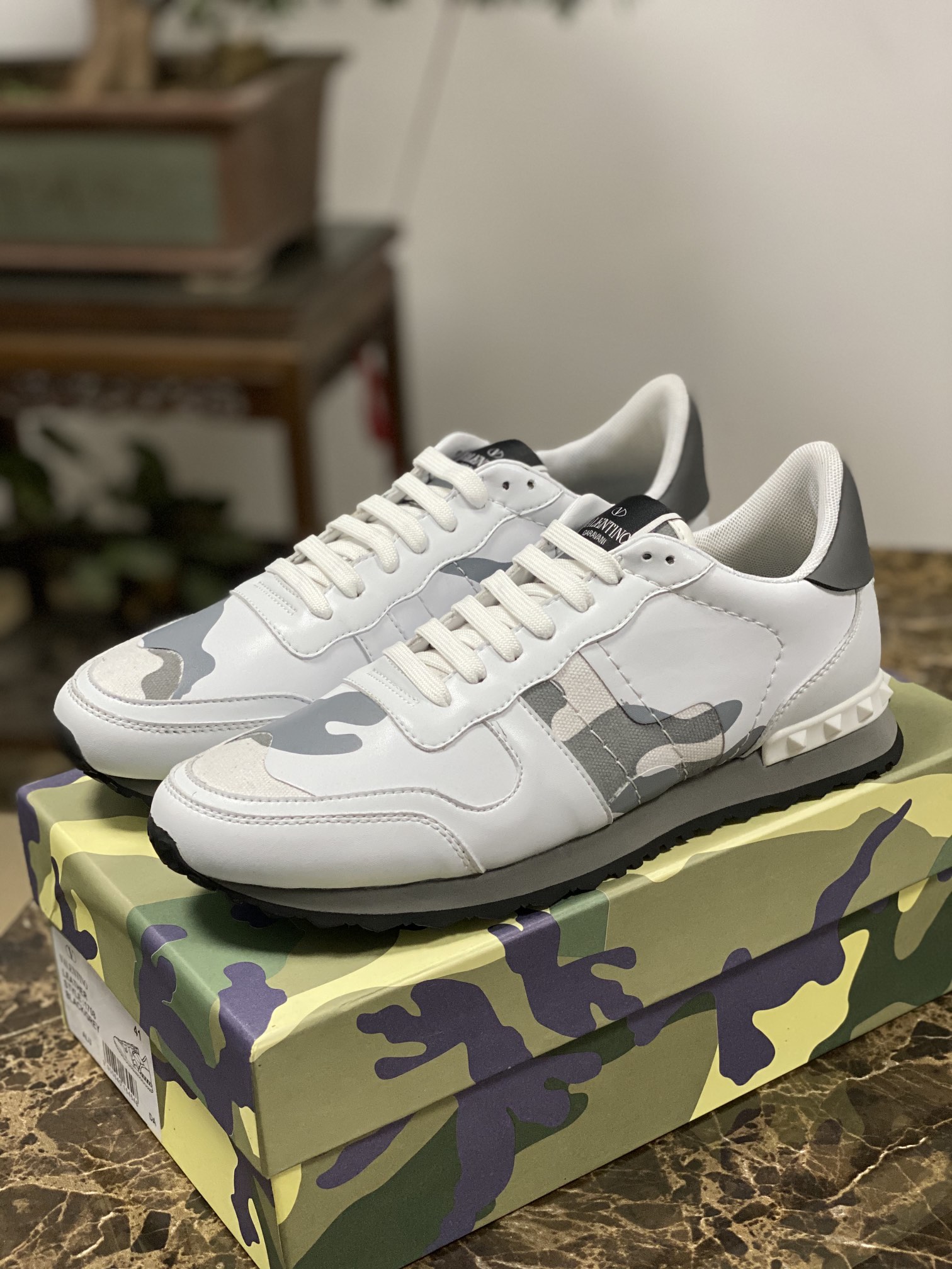 NO:690284,VALENTIN (Valentino) batch, regular code number 38-46 (45 46 custom-made), product level, genuine purchasing level, welcome to compare and inspect. Product materials imported original materials, imported original cowhide, imported environmentally friendly breathable mesh lining, tongue with original cloth label LOGO, fine workmanship, original exclusive private model high elastic combination outsole Style category new series, lace-up casual shoes, versatile and comfortable, valentino, valentino, cowhide19860909VALENTIN(华伦天奴）批 正码码数38-46（45 46订做） 商品等级正品代购级别,欢迎对比验货 商品材料进口原版料,进口原版牛皮,进口环保透气网布内里,鞋舌配原版布标LOGO,精细做工,原版独家私模高弹组合大底 款式类别新款系列,系带休闲鞋,百搭舒适,,valentino,valentino,cowhide,Men's shoes