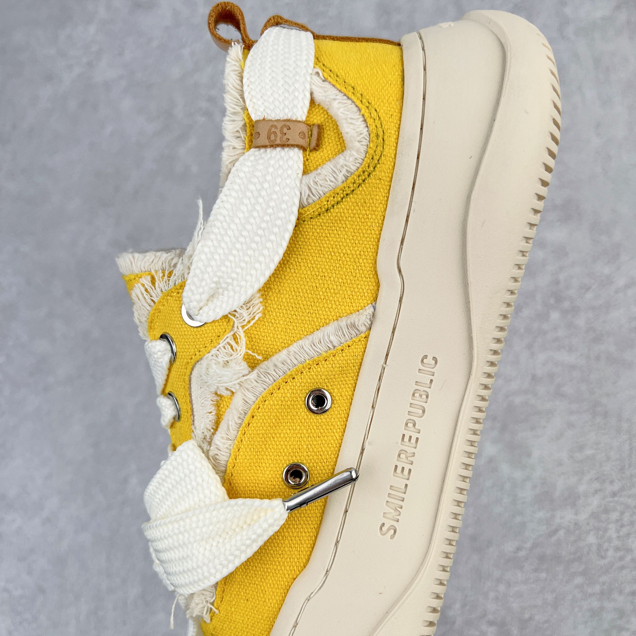图片[7]-＃开春福利 SMILEREPUBLIC檀健次同款经典新款起司猫低帮开口笑厚底帆布鞋 新晋街头鞋履品牌SMILEREPUBLIC Canvas 系列 以 SMILE 为灵感来源 捕捉潮流 主打柔软的帆布设计 有裁切的羊毛流苏与独特编织技艺 超软水染牛皮内里 注塑成型鞋垫 4cm厘米外增高效果橡胶鞋底 尺码：35 36 37 38 39 40 41 42 43 44-选品中心
