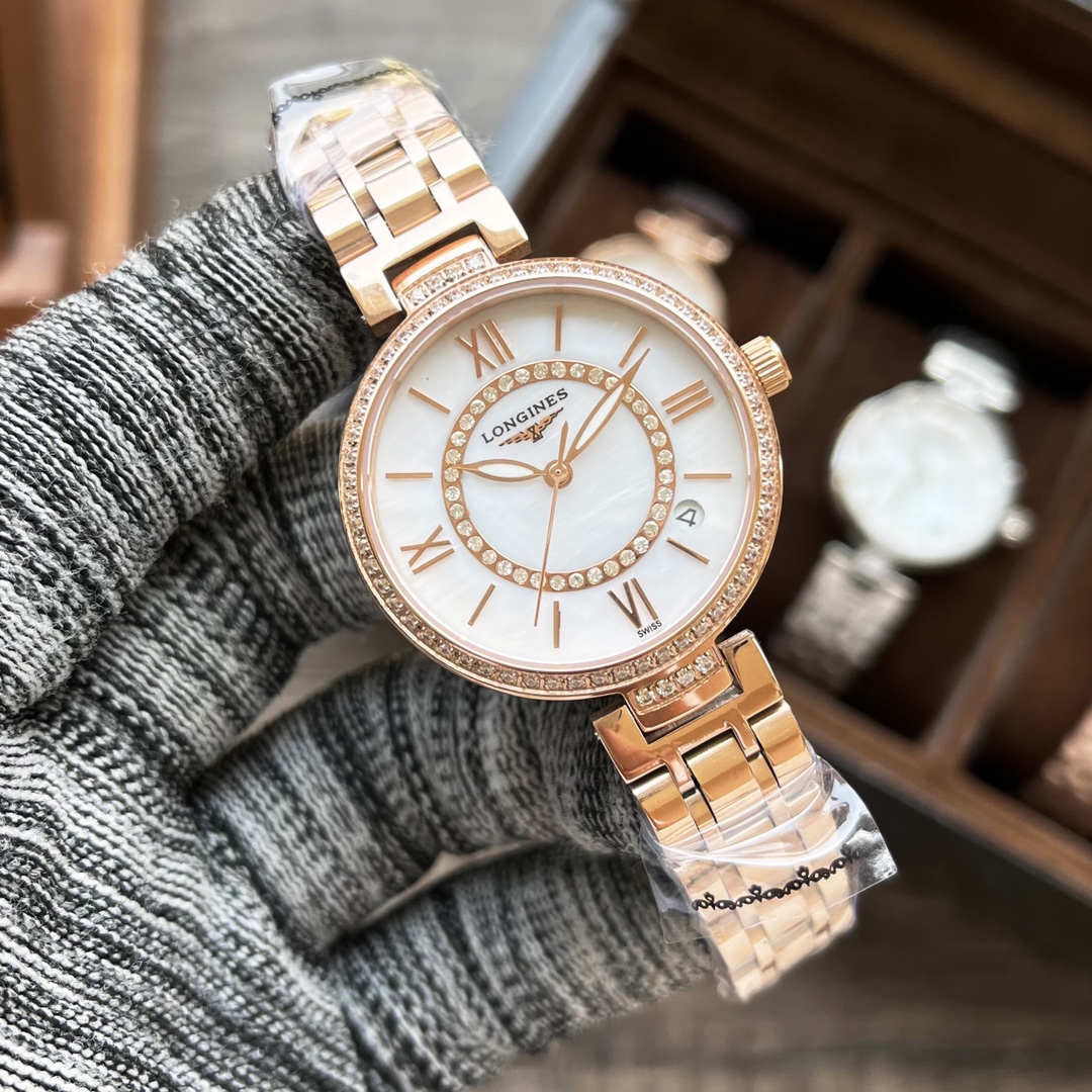 时尚机械女款浪琴 Longines 优雅气质陶瓷女士腕表，表壳独具匠心的创意、轻盈舒适，表链由符合人体工程学设计弧形钢链组成，完美贴合女性的纤细玉腕，搭载日本进口8215机械机芯，蓝宝石玻璃。尺寸35mm*11mm