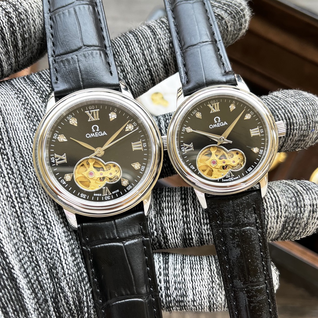 品牌： 欧米茄 Omega －OMEGA 款式：镂空情侣机械腕表 机芯：进口西铁城82s0机芯 镜面：蓝宝石玻璃镜面 表壳：316L精钢壳套 表带：真牛皮表带/针扣 尺寸：男42mm 厚11mm 尺寸：女32mm 厚11mm