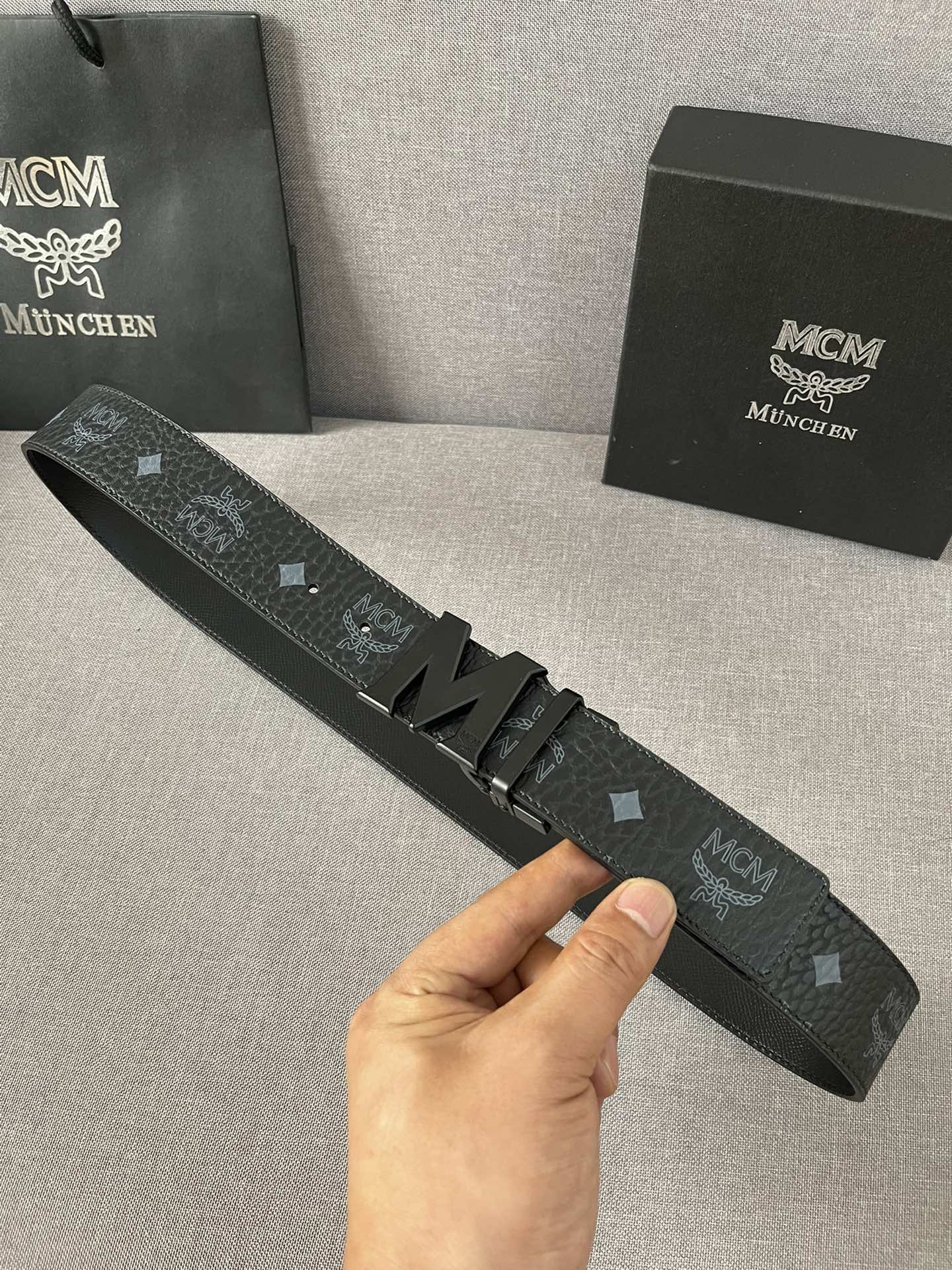 I0 MCM：克劳斯可逆皮带是精心制作的签名 monogram 涂层帆布一侧和固体 手掌纹牛皮头层对其他.标志性的“ M ”扣是可拆卸的,允许将表带切割到定制的适合度.4.0cmNFC