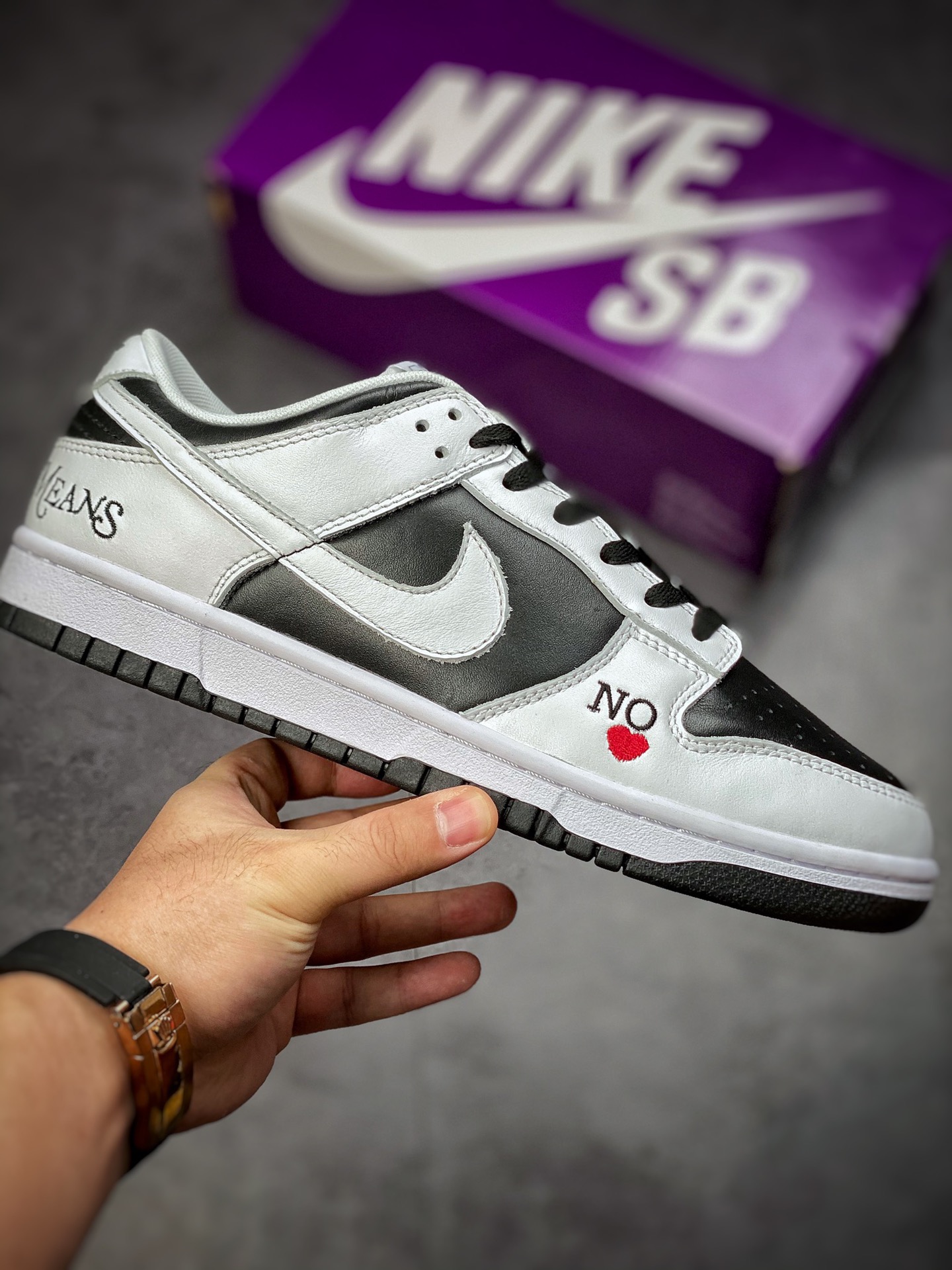 320 Supreme x Nike SB Dunk Low ‘By Any Means’ 联名系列 DO7412-984