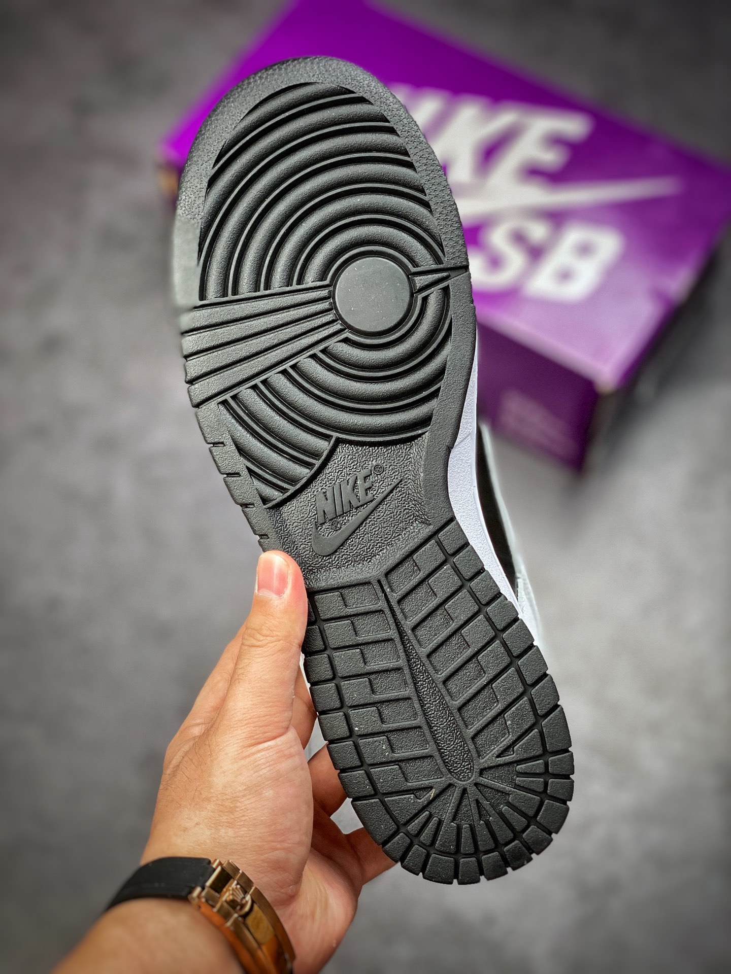 320 Supreme x Nike SB Dunk Low ‘By Any Means’ 联名系列 DO7412-984