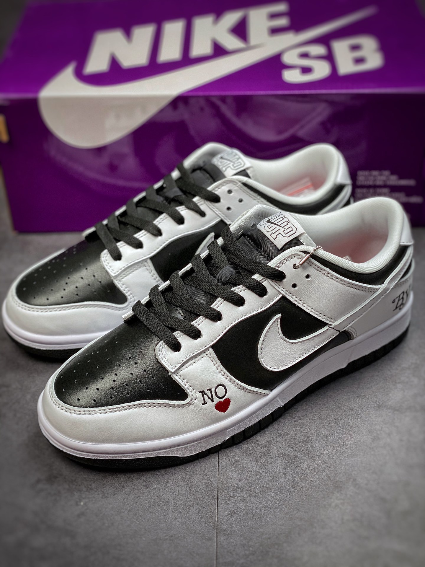 320 Supreme x Nike SB Dunk Low ‘By Any Means’ 联名系列 DO7412-984