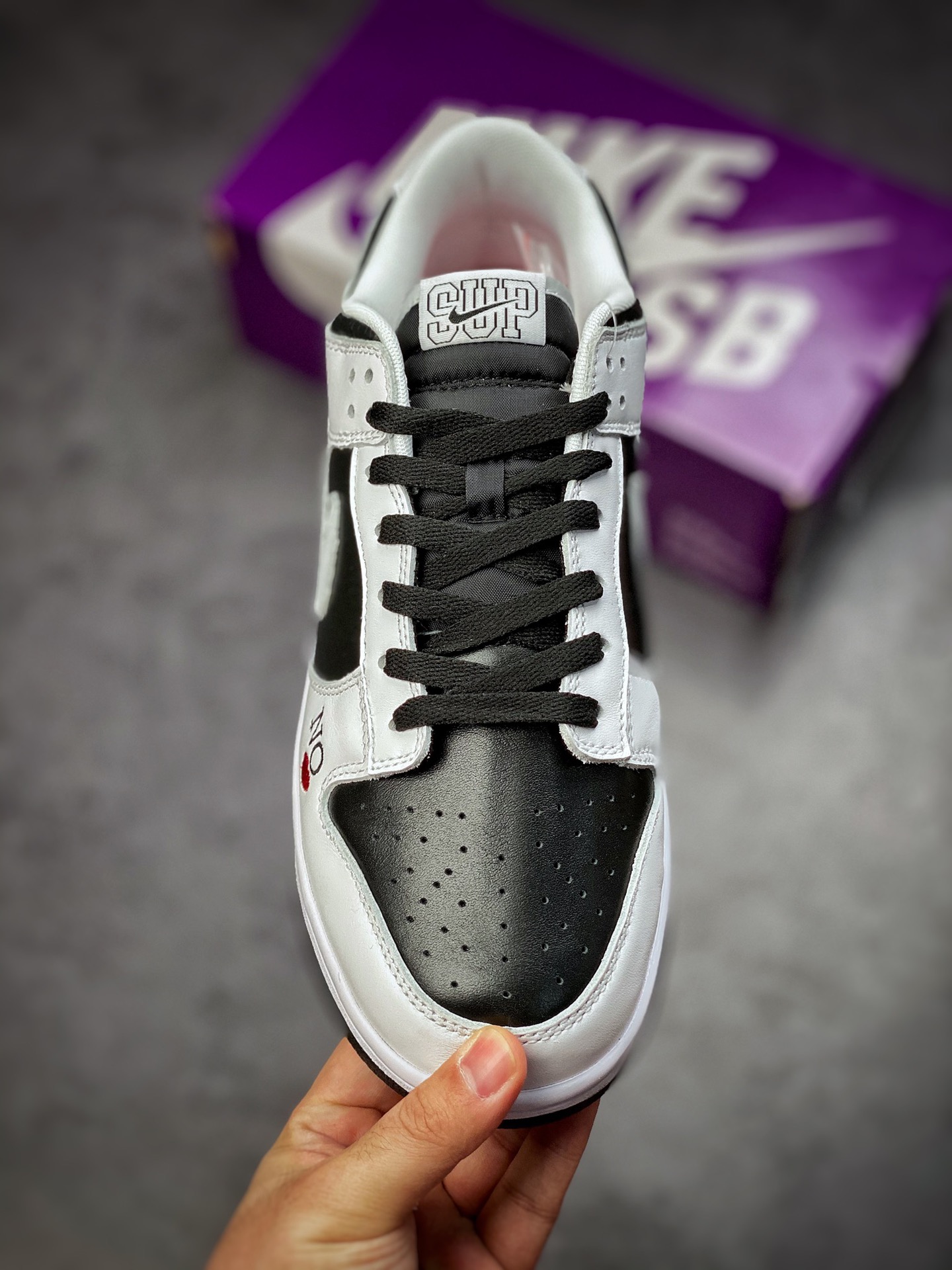 320 Supreme x Nike SB Dunk Low ‘By Any Means’ 联名系列 DO7412-984