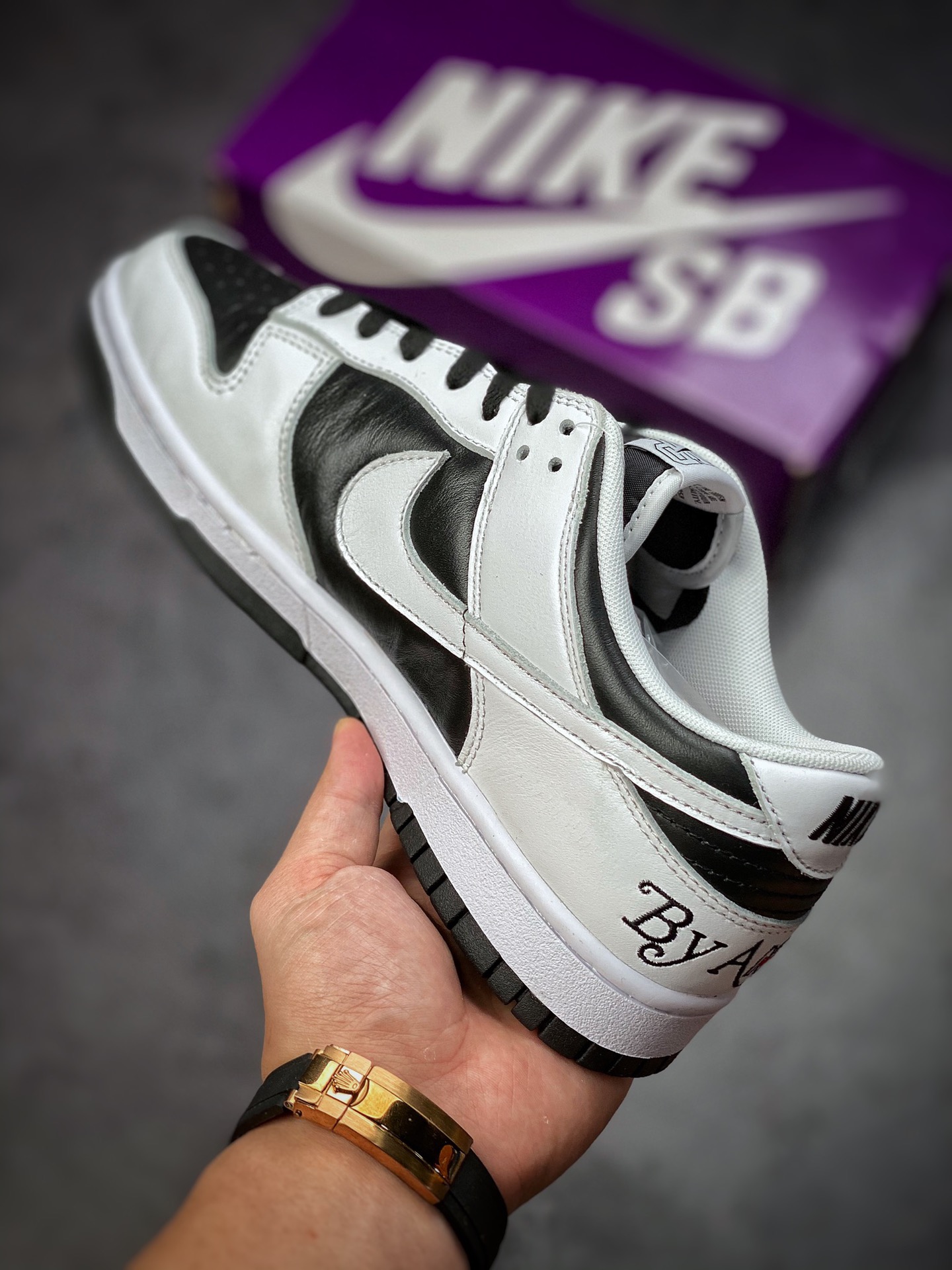 320 Supreme x Nike SB Dunk Low ‘By Any Means’ 联名系列 DO7412-984