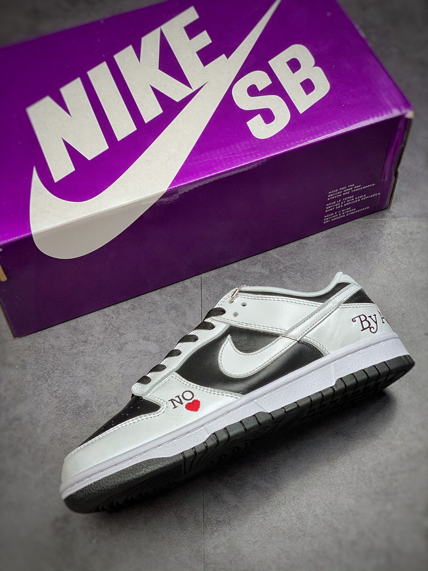 320 Supreme x Nike SB Dunk Low ‘By Any Means’ 联名系列 DO7412-984
