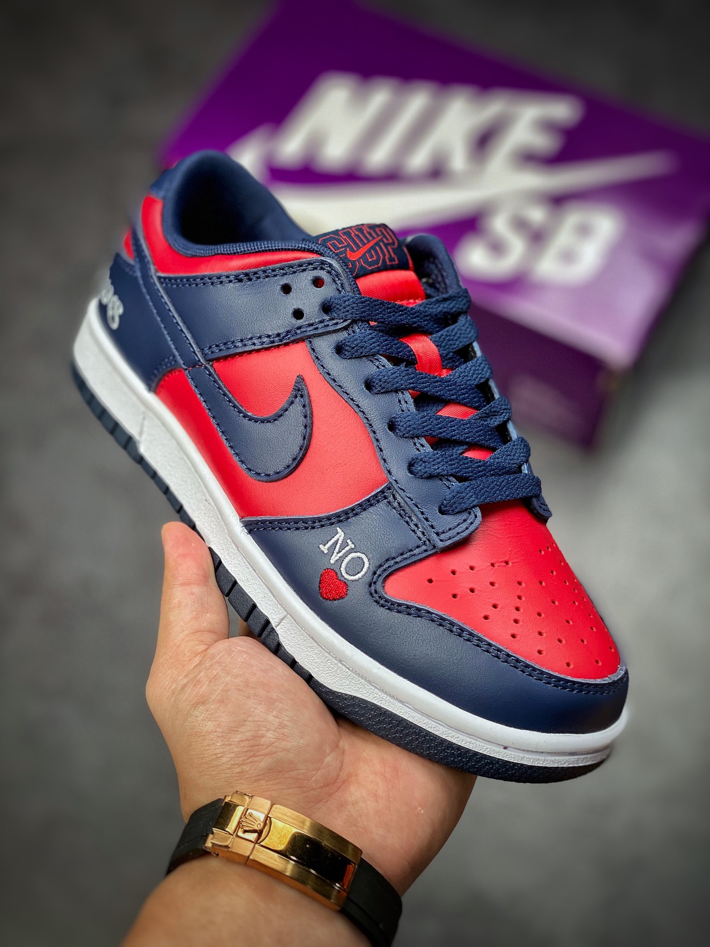 320 Supreme x Nike SB Dunk Low ‘By Any Means’ 联名系列 DO7412-982