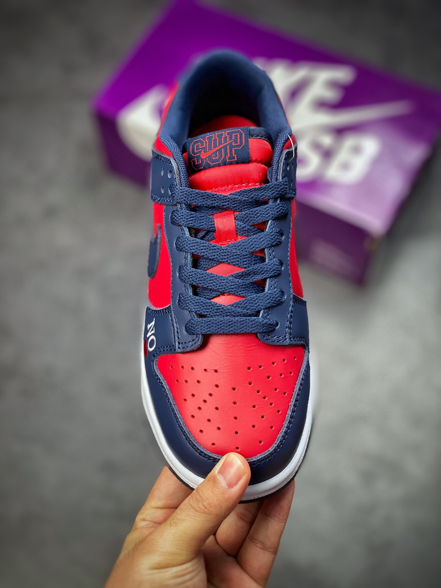 320 Supreme x Nike SB Dunk Low ‘By Any Means’ 联名系列 DO7412-982