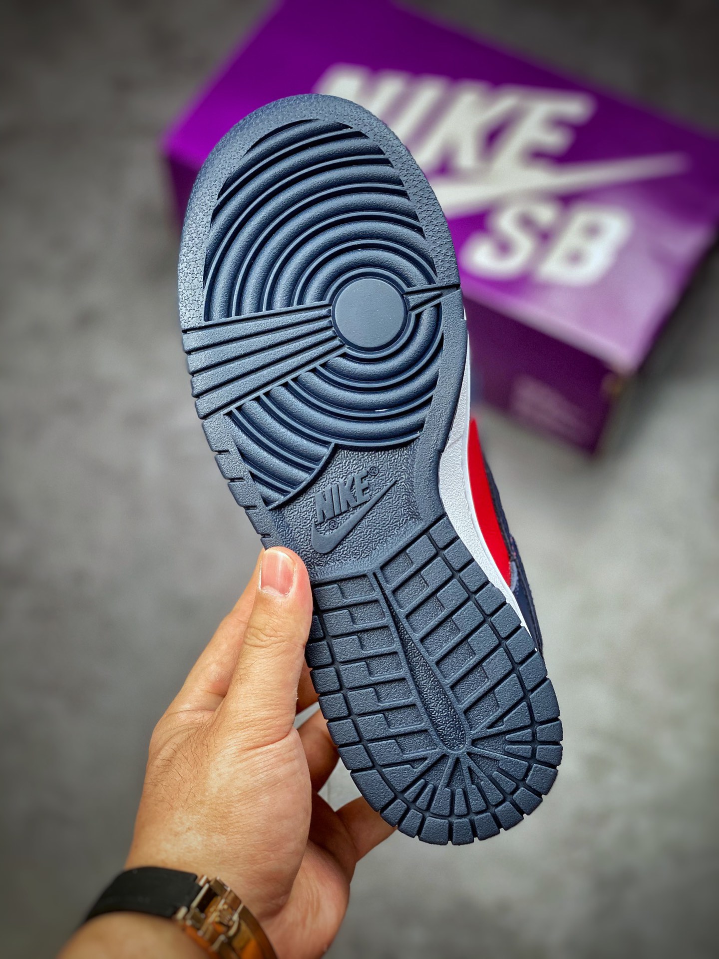320 Supreme x Nike SB Dunk Low ‘By Any Means’ 联名系列 DO7412-982