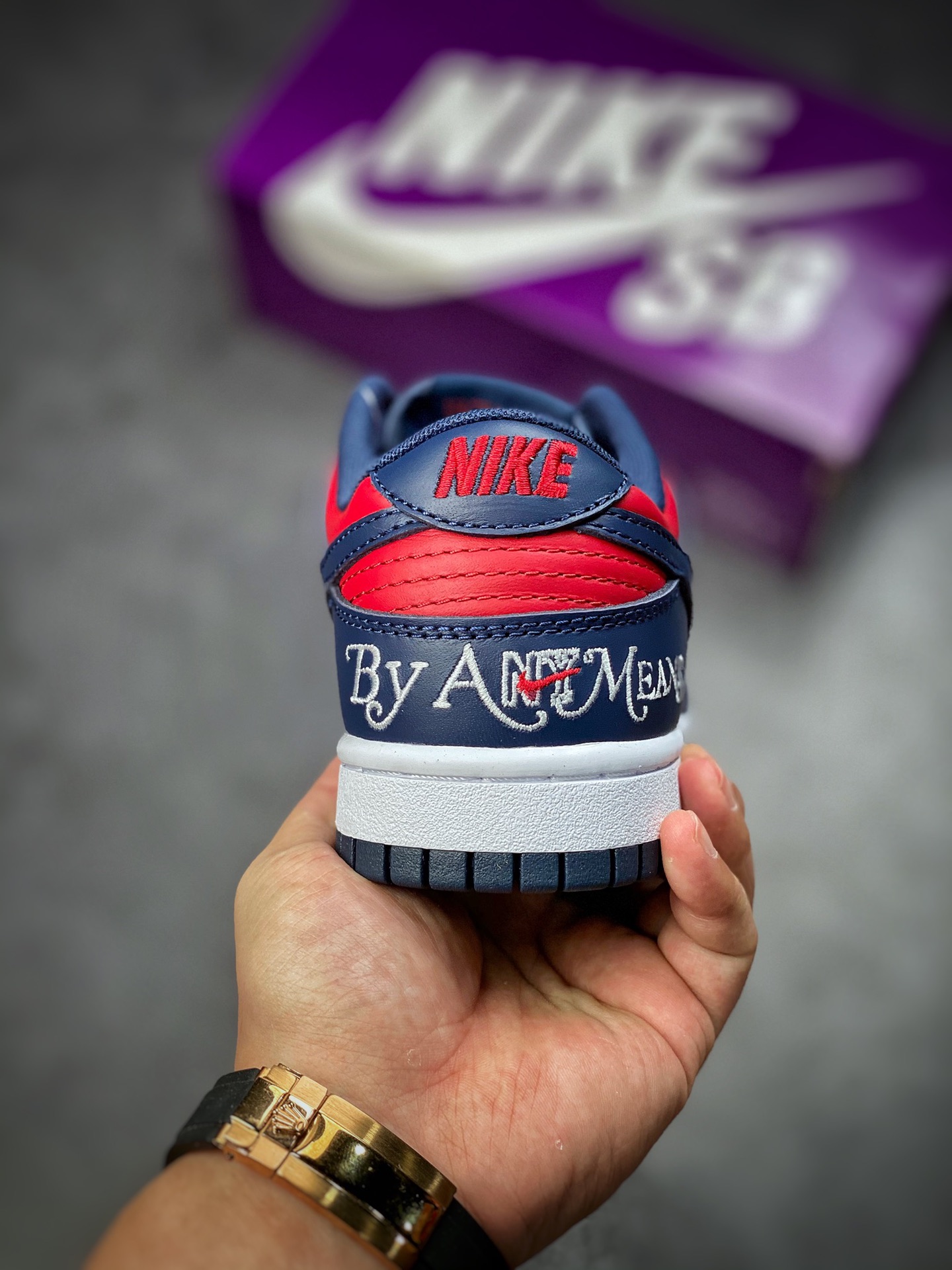 320 Supreme x Nike SB Dunk Low ‘By Any Means’ 联名系列 DO7412-982