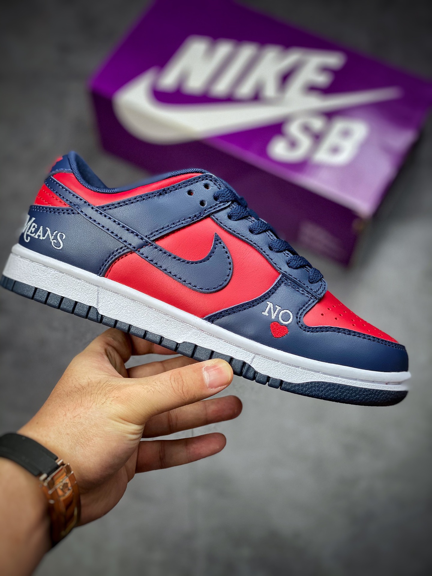 320 Supreme x Nike SB Dunk Low ‘By Any Means’ 联名系列 DO7412-982