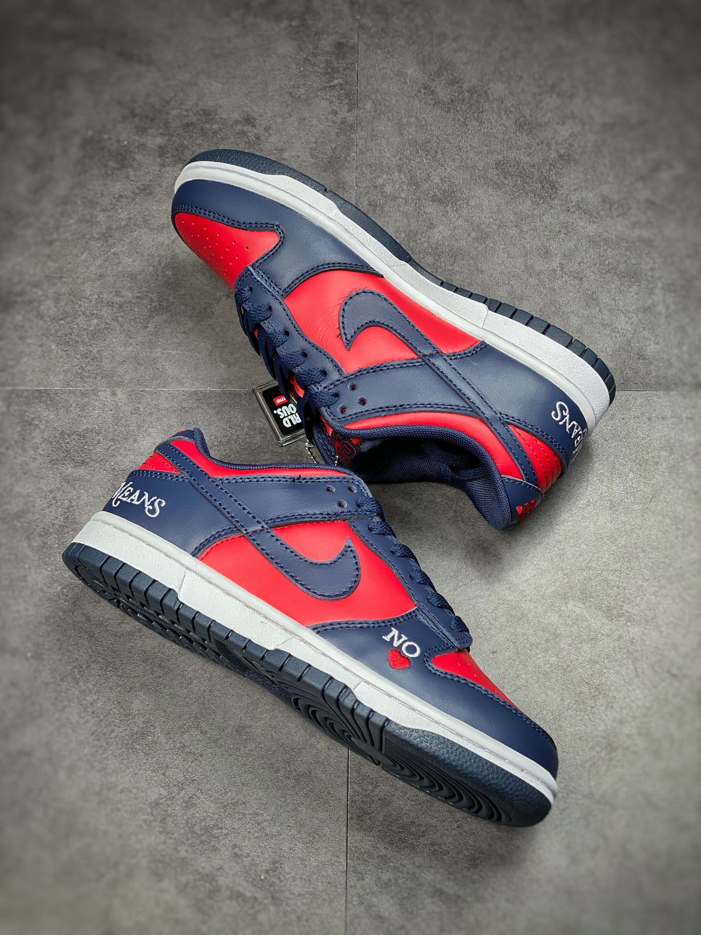 320 Supreme x Nike SB Dunk Low ‘By Any Means’ 联名系列 DO7412-982