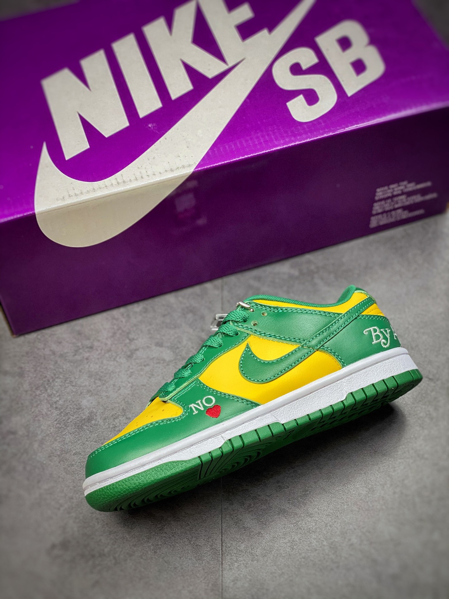 320 Supreme x Nike SB Dunk Low ‘By Any Means’ 联名系列 DO7412-983