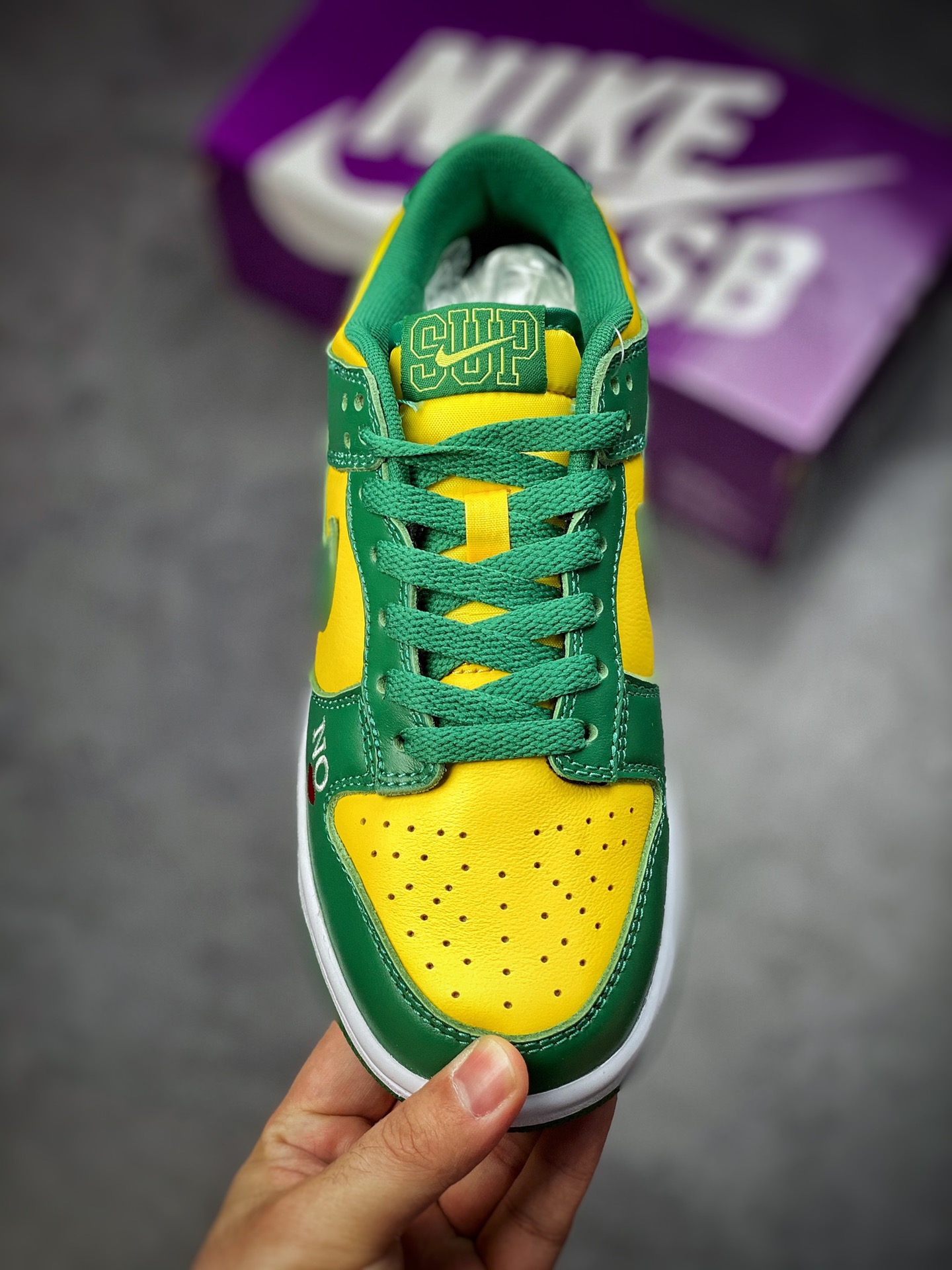 320 Supreme x Nike SB Dunk Low ‘By Any Means’ 联名系列 DO7412-983