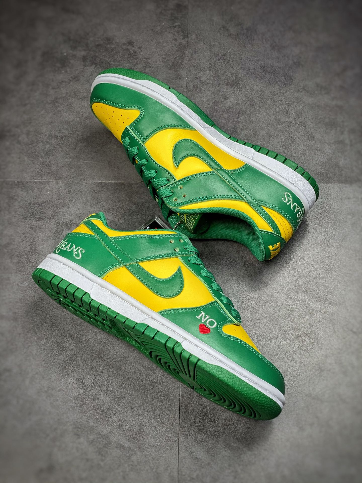 320 Supreme x Nike SB Dunk Low ‘By Any Means’ 联名系列 DO7412-983