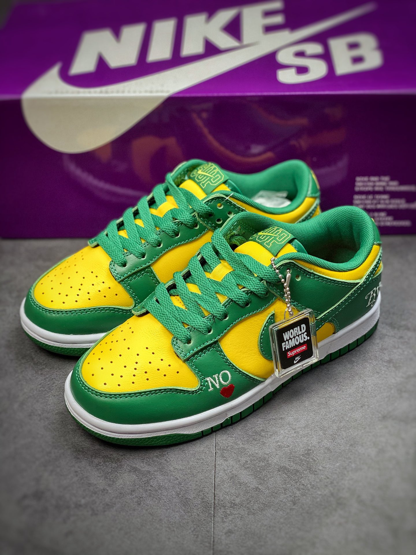 320 Supreme x Nike SB Dunk Low ‘By Any Means’ 联名系列 DO7412-983
