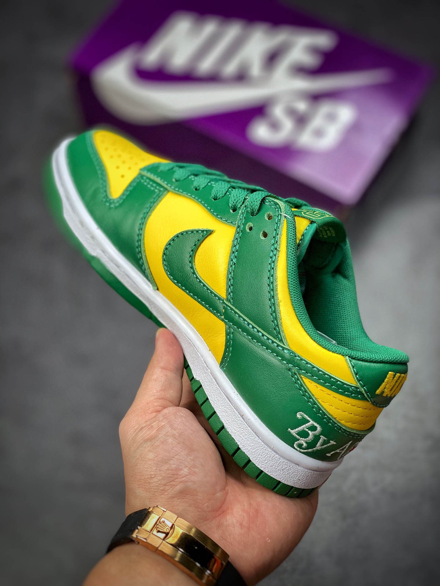 320 Supreme x Nike SB Dunk Low ‘By Any Means’ 联名系列 DO7412-983
