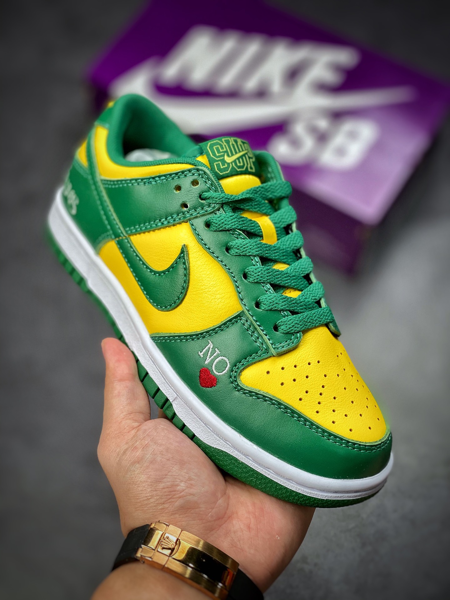 320 Supreme x Nike SB Dunk Low ‘By Any Means’ 联名系列 DO7412-983