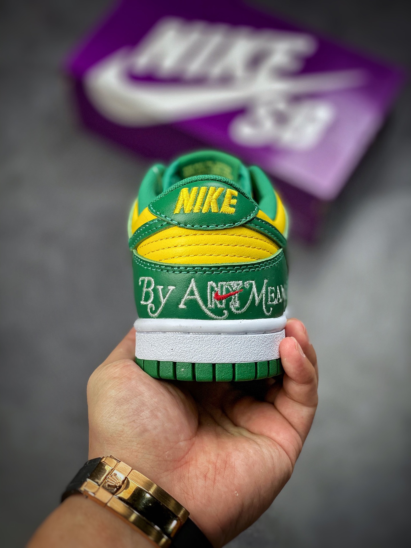 320 Supreme x Nike SB Dunk Low ‘By Any Means’ 联名系列 DO7412-983