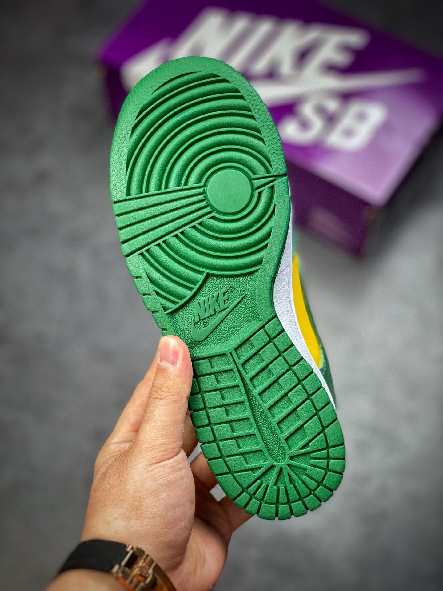320 Supreme x Nike SB Dunk Low ‘By Any Means’ 联名系列 DO7412-983