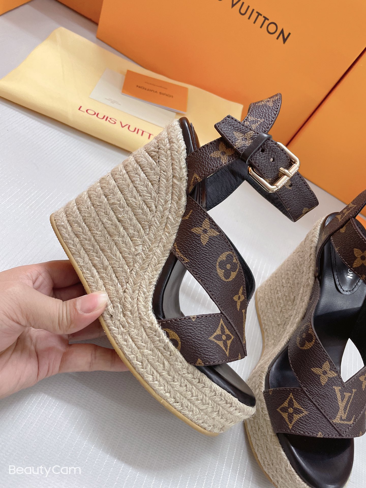 NO:231745,2025 LV wedge rope edited sandals. Fabric cowhide and denim, inner footbed sheepskin, wedge height is about 13 cm, with 3.5 cm waterproof platform Size 35/41, sandals, louis vuitton, sandals, cowhide, sheepskin198609092025 LV坡跟麻绳编辑凉鞋.面料牛皮加牛仔布,内里垫脚羊皮 ,坡跟高约 13 厘米,带 3.5 厘米防水台 码数35/41,凉鞋,louis vuitton,sandals,cowhide,sheepskin,Women's Shoes
