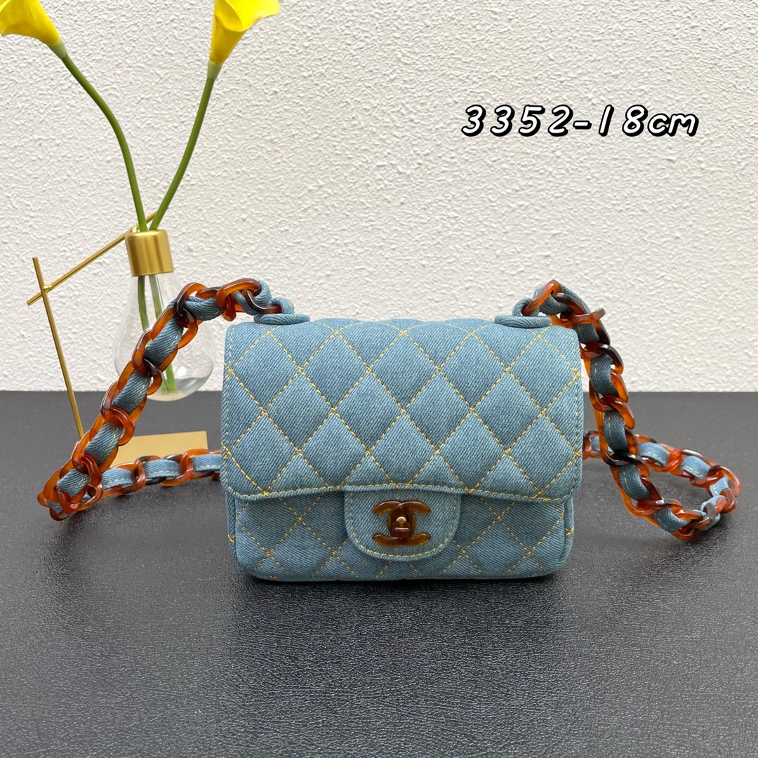 Chanel牛仔包2021 cf A 牛仔包背起来非常舒服 这只刚出来的巨喜欢 整体颜色、独特印话logo滴胶扣都很vintage感，又是一个实用百搭包，容量大，非常轻。尺寸:18，款号3352