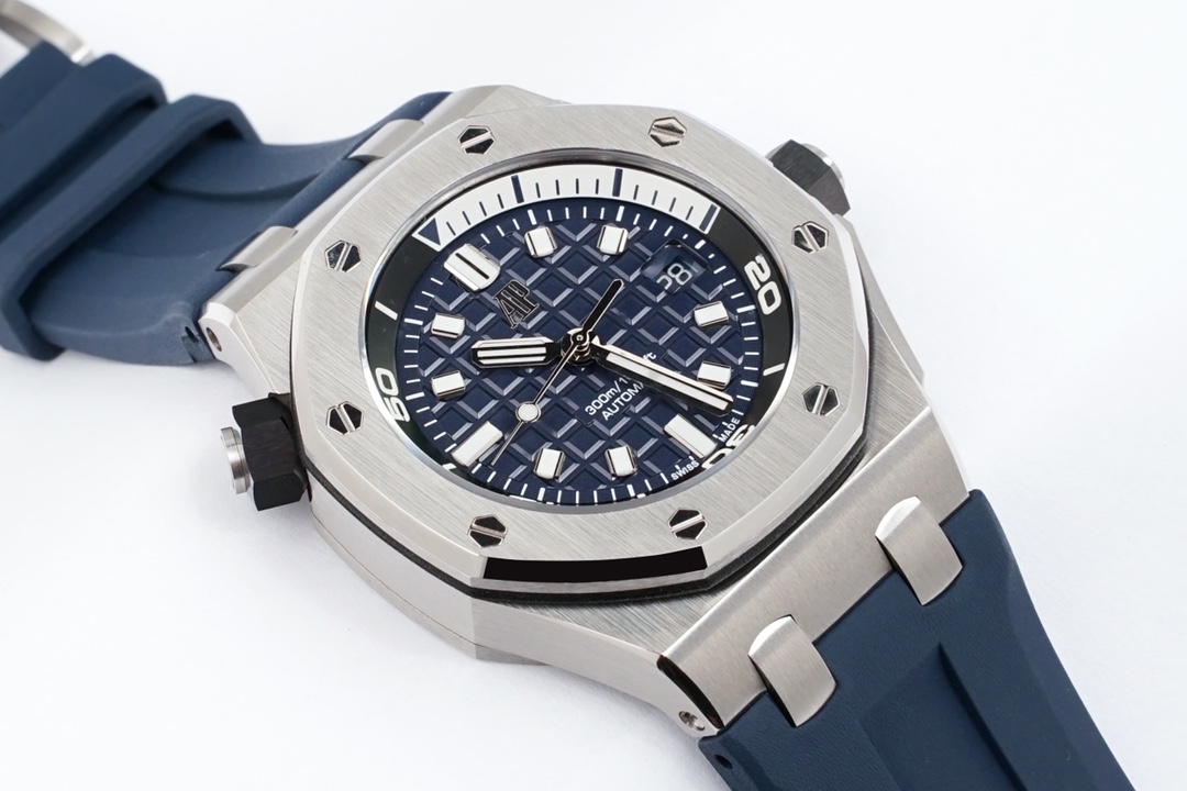 新款15720Calibre 4308自动上链机芯腕表