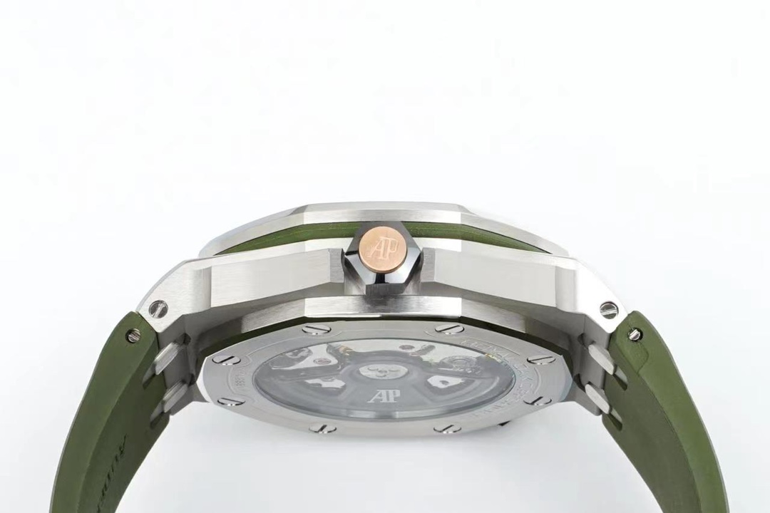 新款15720Calibre 4308自动上链机芯腕表