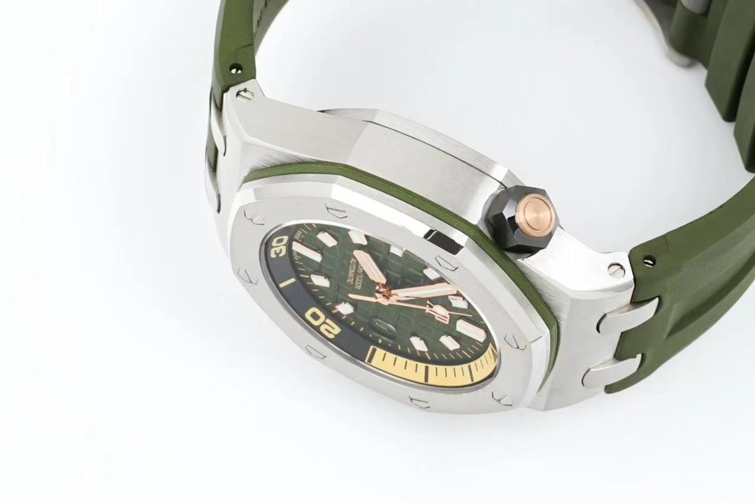 新款15720Calibre 4308自动上链机芯腕表