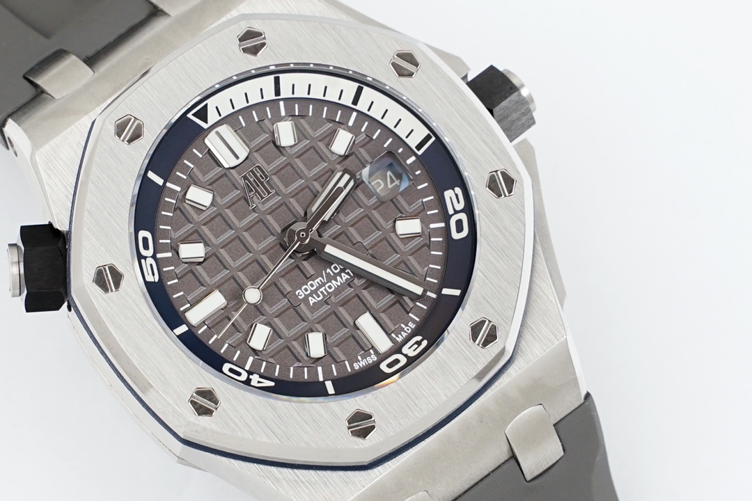 新款15720Calibre 4308自动上链机芯腕表