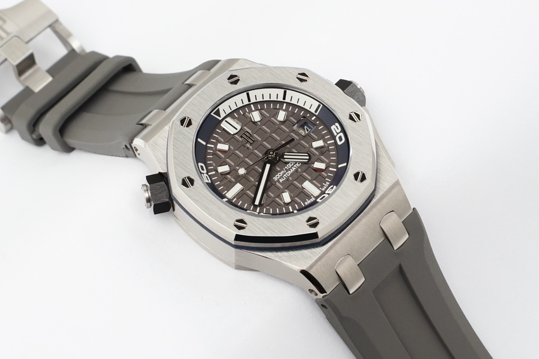新款15720Calibre 4308自动上链机芯腕表