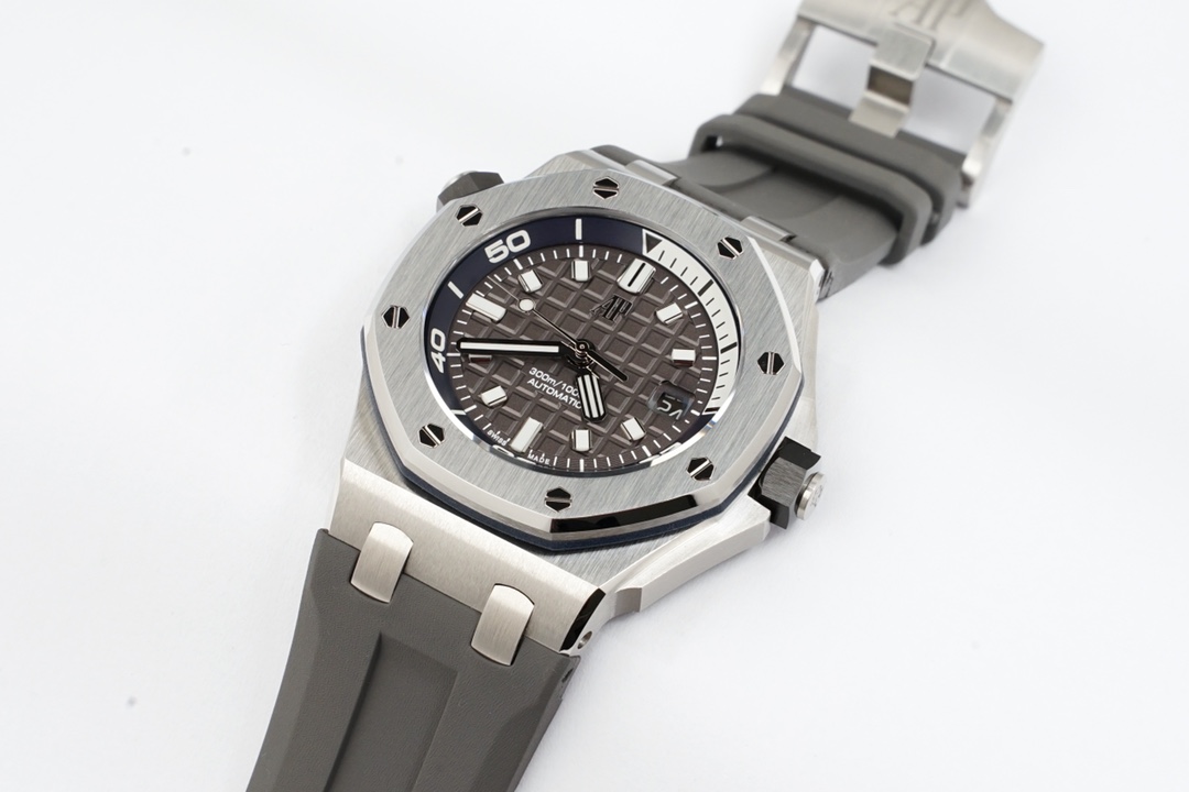 新款15720Calibre 4308自动上链机芯腕表