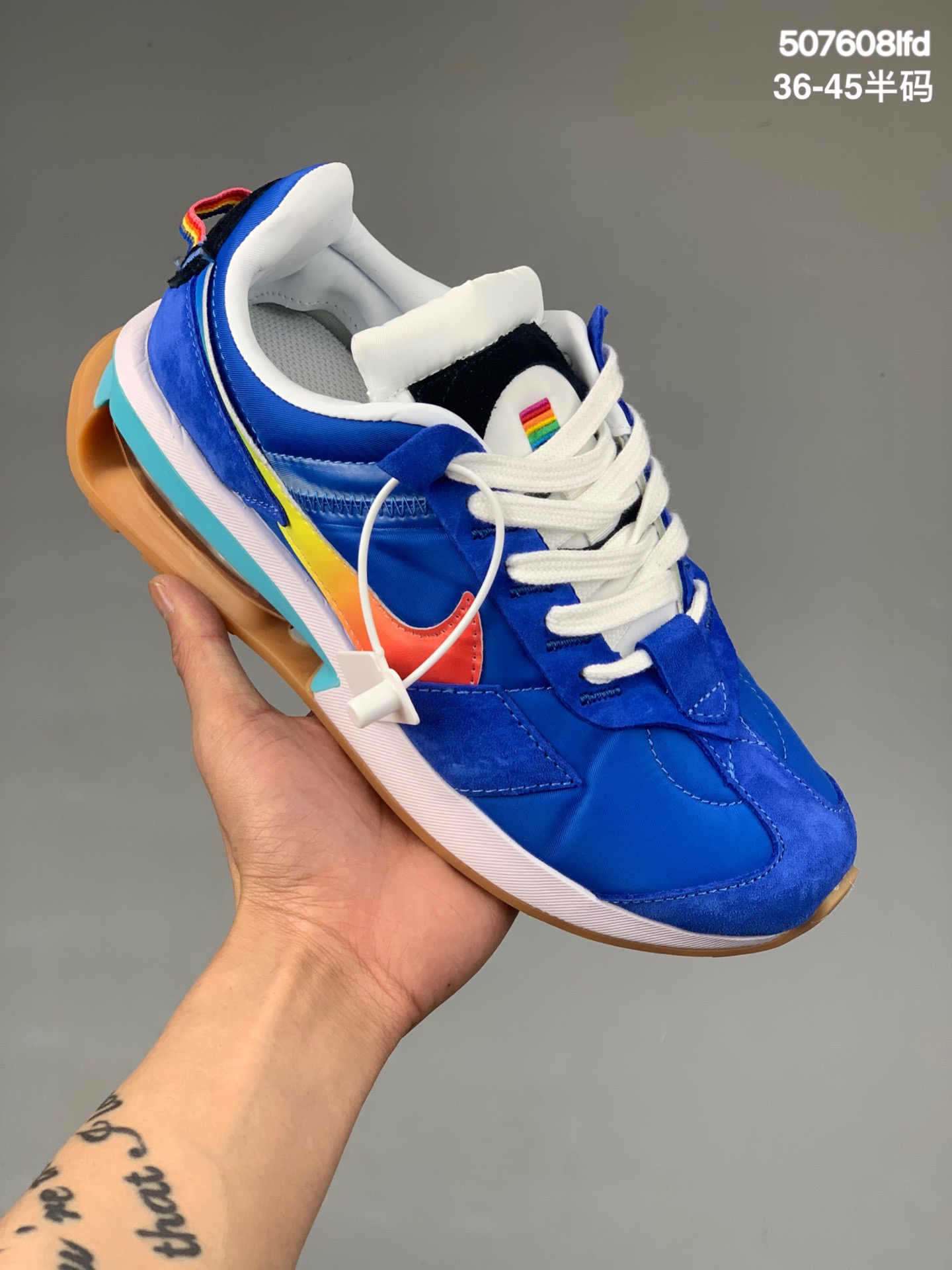 
耐克Nike Air Max 270 07 “Pre-Day” 整体采用蓝色尼龙鞋面搭配麂皮鞋身共同呈现，简约的白色中底辅以生胶色外底收尾，释放出彻头彻尾的复古气氛。最引人注目的还要算是后跟硕大的镂空设定，其间镶嵌有完全裸露的 Air Max 气垫原件，让我们能对其缓震方式一览无余，相当独特。货号：971265 
尺码：36-45半码
编码：507608lfd