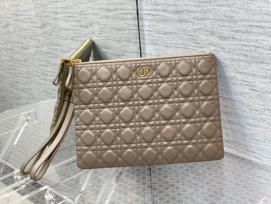Dior Caro Daily клатч с каннелевым узором и съёмным ремешком на запястье