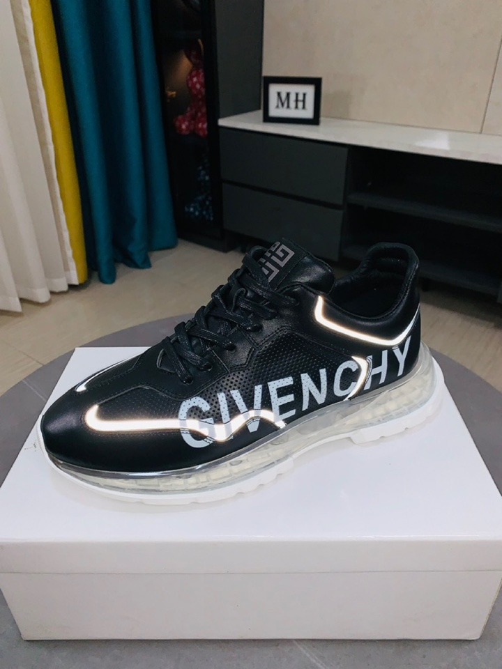 K0  GIVENCHY· 纪梵希 Givenchy  ·高端版本 专柜同步发售🔝鞋面：意大利🇮🇹进口品牌logo印花布匹🌫 尽显奢华，羊皮内里加上双层组合，脚感舒适，鞋底：原厂特供气垫tup发泡大底，轻便，舒适，随意进出专柜