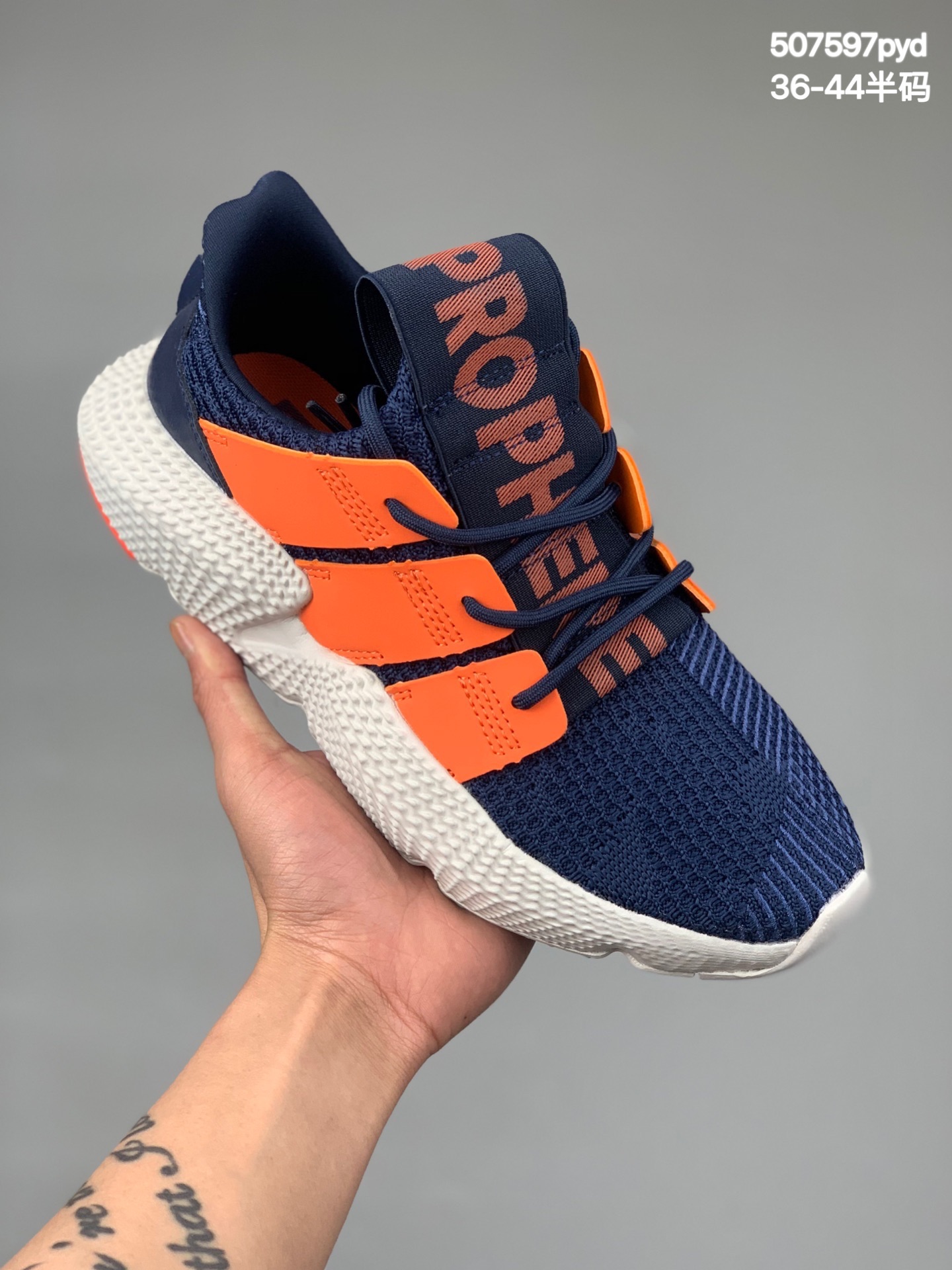 特价
Adidas Originals Prophere 恐惧鲨鱼 刺猬 货号：BD7837
区别市面鞋面凹塌版本，全新改版鞋面材质，不仅仅变化在鞋面的材质纹理上，同时在鞋身两旁的TPU饰条加入转印工艺。在街头领域的影响力愈加超越Nike的一点就是在推陈出新的同时，紧紧契合着当下的苛刻审美。
SIZE：36 36.5 37 38 38.5 39 40 40.5 41 42 42.5 43 44 编码：507597pyd