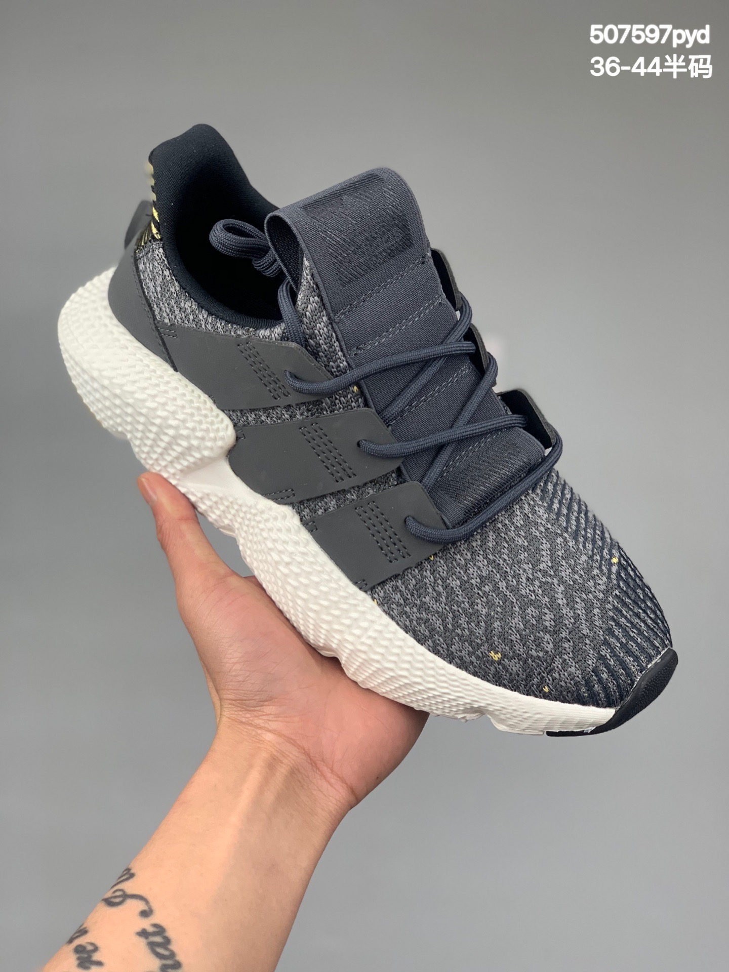 特价
Adidas Originals Prophere 恐惧鲨鱼 刺猬 货号：BD7837
区别市面鞋面凹塌版本，全新改版鞋面材质，不仅仅变化在鞋面的材质纹理上，同时在鞋身两旁的TPU饰条加入转印工艺。在街头领域的影响力愈加超越Nike的一点就是在推陈出新的同时，紧紧契合着当下的苛刻审美。
SIZE：36 36.5 37 38 38.5 39 40 40.5 41 42 42.5 43 44 编码：507597pyd