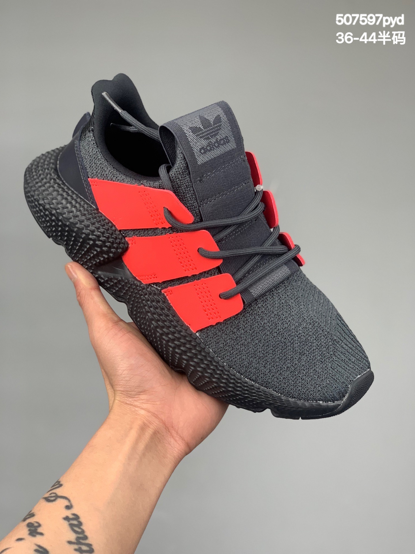 特价
Adidas Originals Prophere 恐惧鲨鱼 刺猬 货号：BD7837
区别市面鞋面凹塌版本，全新改版鞋面材质，不仅仅变化在鞋面的材质纹理上，同时在鞋身两旁的TPU饰条加入转印工艺。在街头领域的影响力愈加超越Nike的一点就是在推陈出新的同时，紧紧契合着当下的苛刻审美。
SIZE：36 36.5 37 38 38.5 39 40 40.5 41 42 42.5 43 44 编码：507597pyd