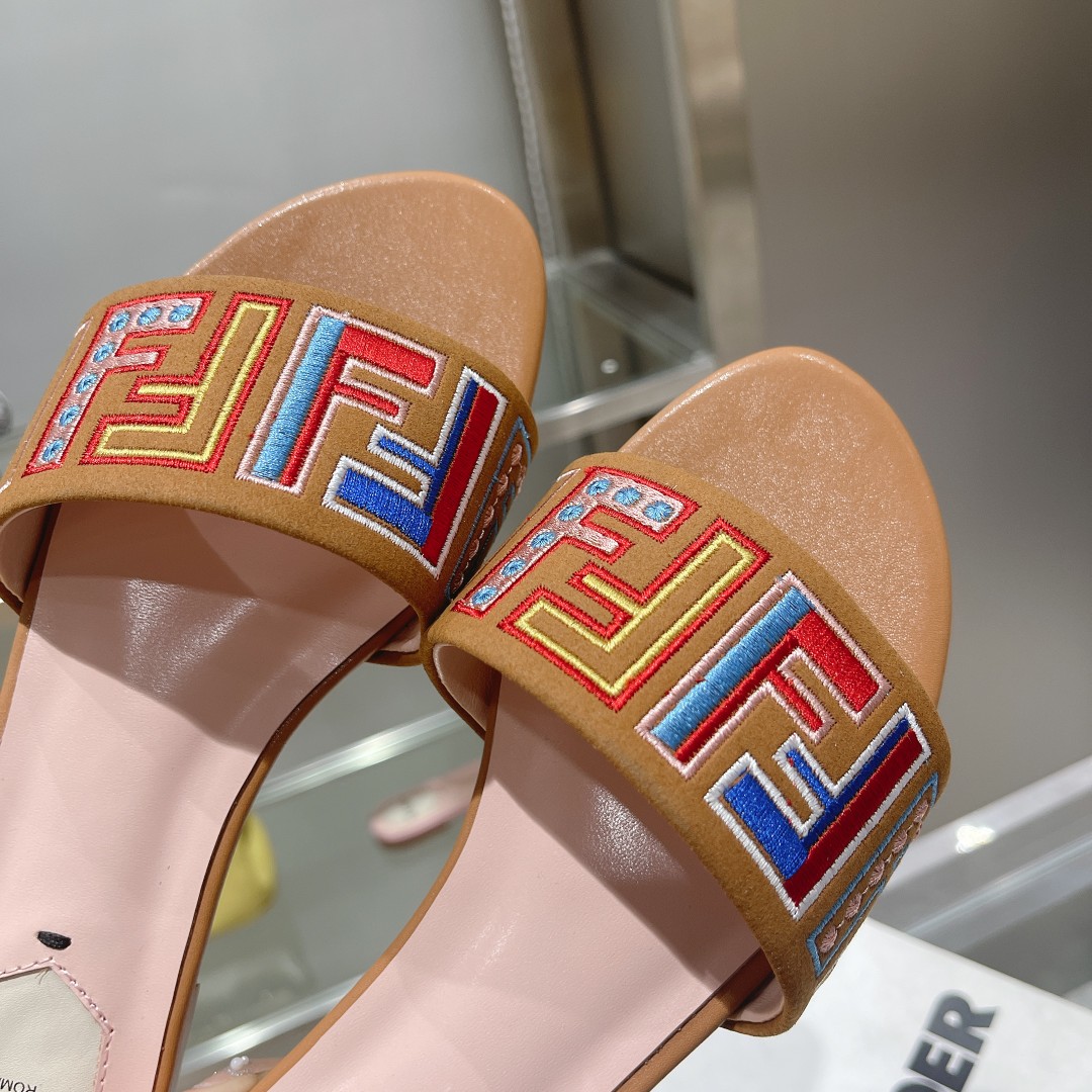 NO:249424,Fendi 24 official website latest color matching/letter slippers Fabric embroidered cloth outsole genuine leather sole Size 35~43, slippers, fendi, fendi, slippers19860909Fendi 芬迪 24官网最新配色/字母一字拖鞋 面料刺绣布面 大底真皮底 码数35～43,拖鞋,fendi,fendi,slippers,Women's Shoes