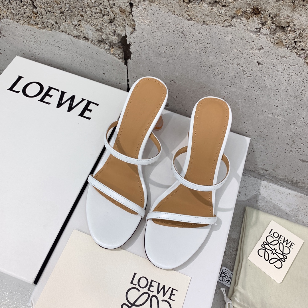 Loewe’s 2022 Shoes: Unique Collection with Surprising Elements - 图片 1