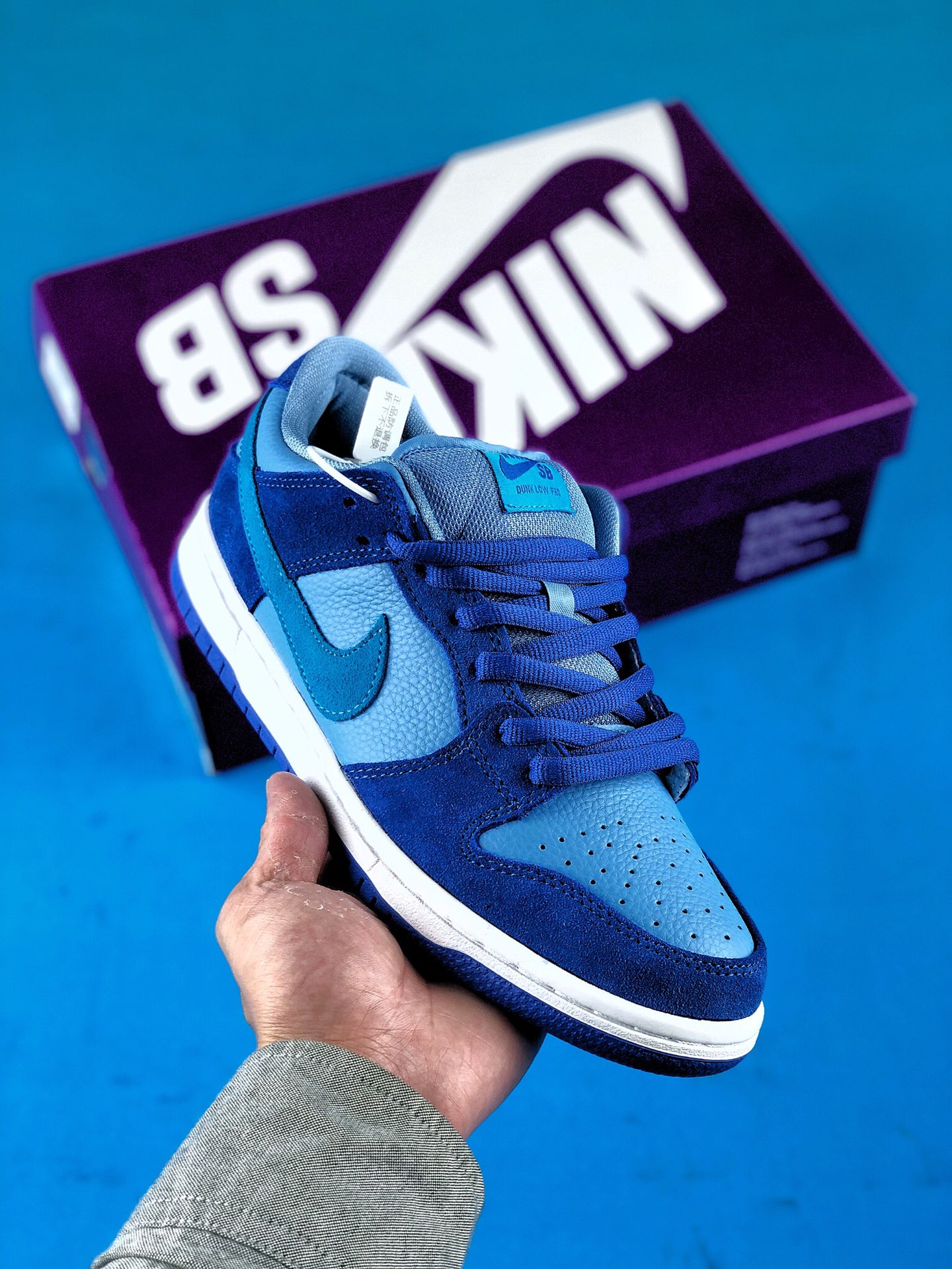 本地自取支持放店
Nike SB Dunk Low Blue Raspberry 蓝树莓
该鞋款采用淡蓝色皮质面料打造鞋面，搭配深蓝色框架点缀，材质方面选用麂皮面料打造，质感十分不错。鞋侧的 Swoosh选用天蓝色打造，使鞋款更具层次感。鞋舌内侧点缀有卡通蓝树莓刺绣图案，彰显鞋款配色主题。
货号: DM0807-400
尺码:36 36.5 37.5 38 38.5 39 40 40.5 41 42 42.5 43 44 44.5 45